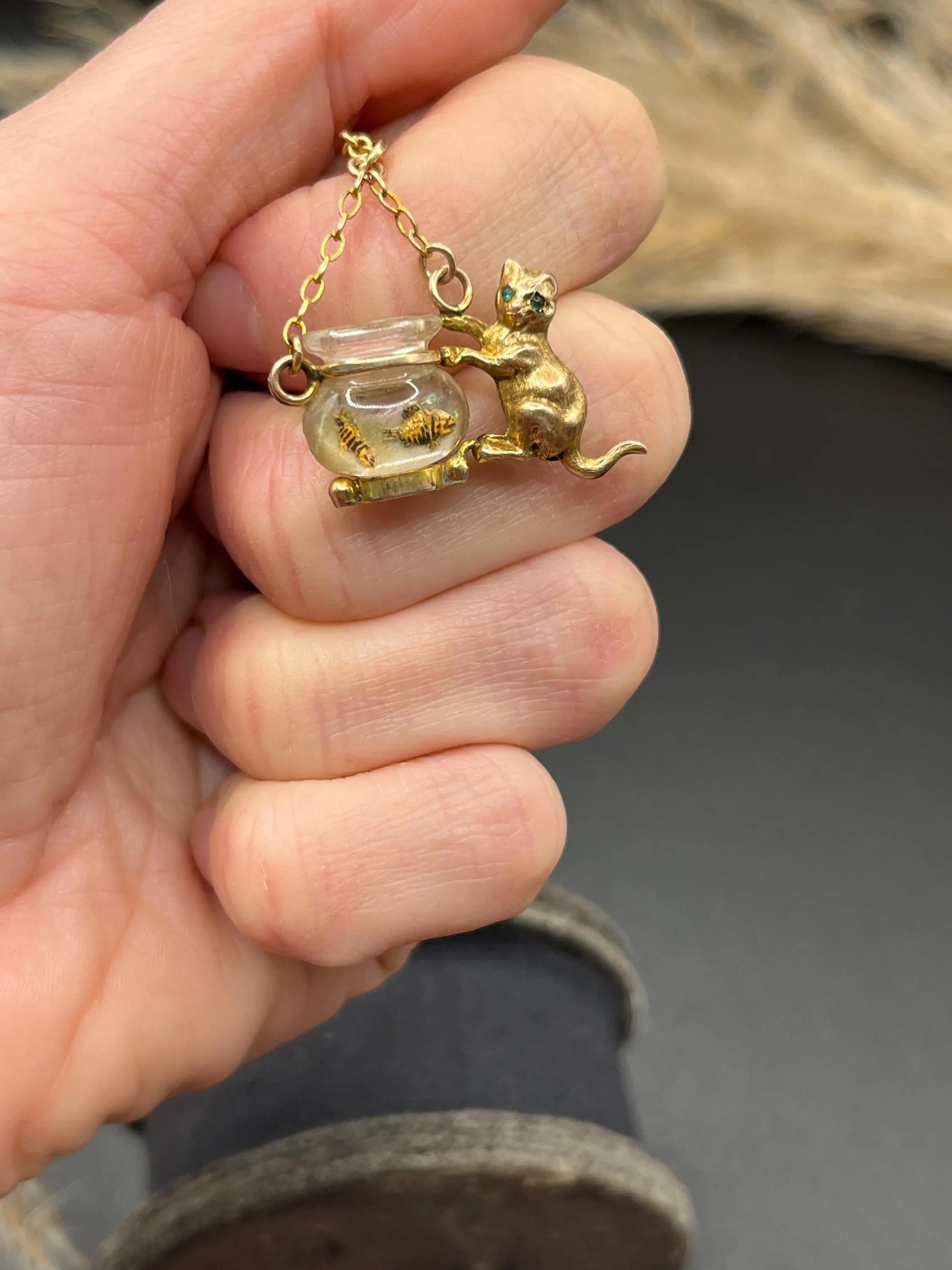 Ciondolo in oro giallo 9ct, 1950, con gatto e pesciolino di vetro in vendita 1