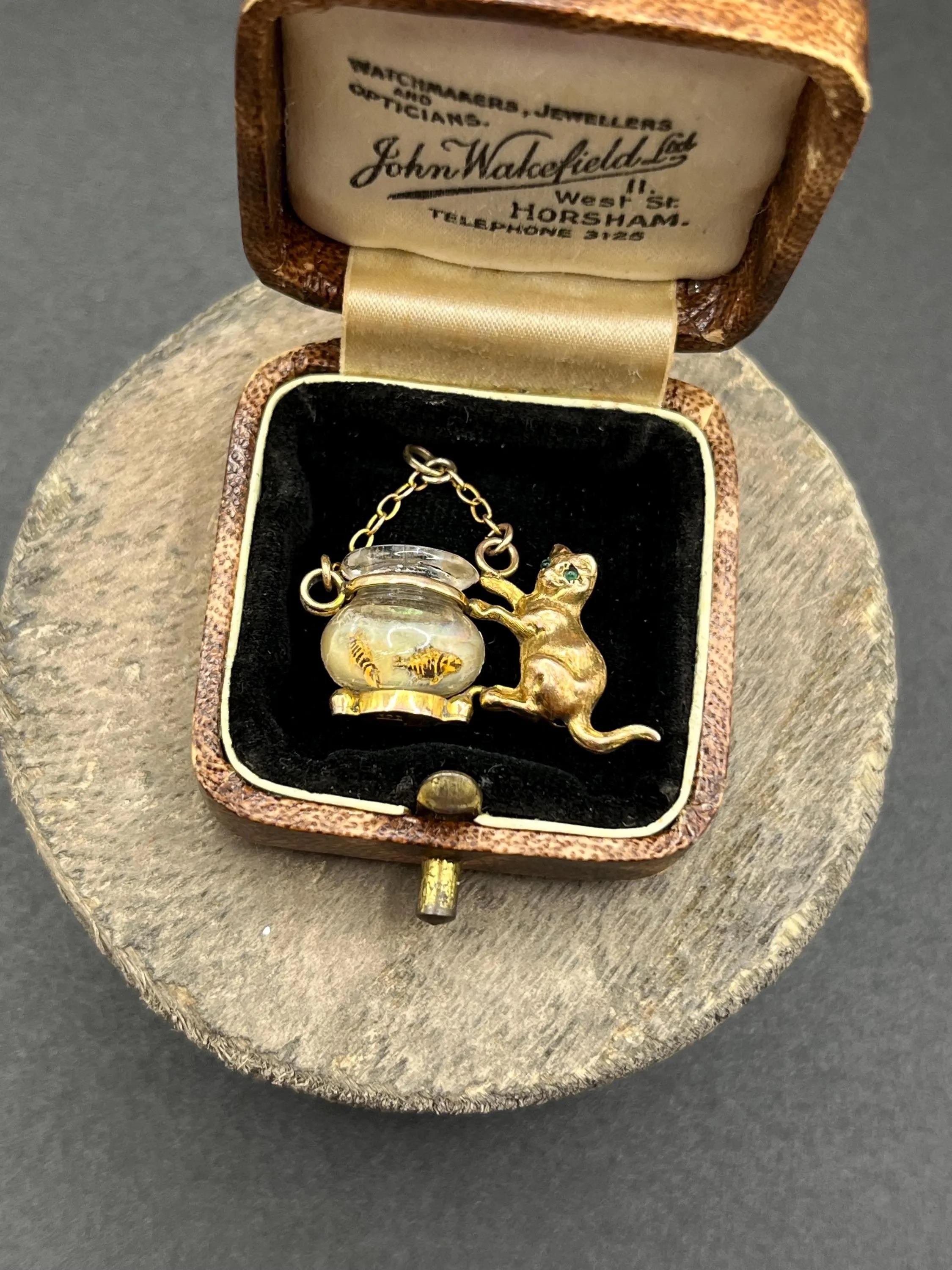 Ciondolo in oro giallo 9ct, 1950, con gatto e pesciolino di vetro in vendita 2