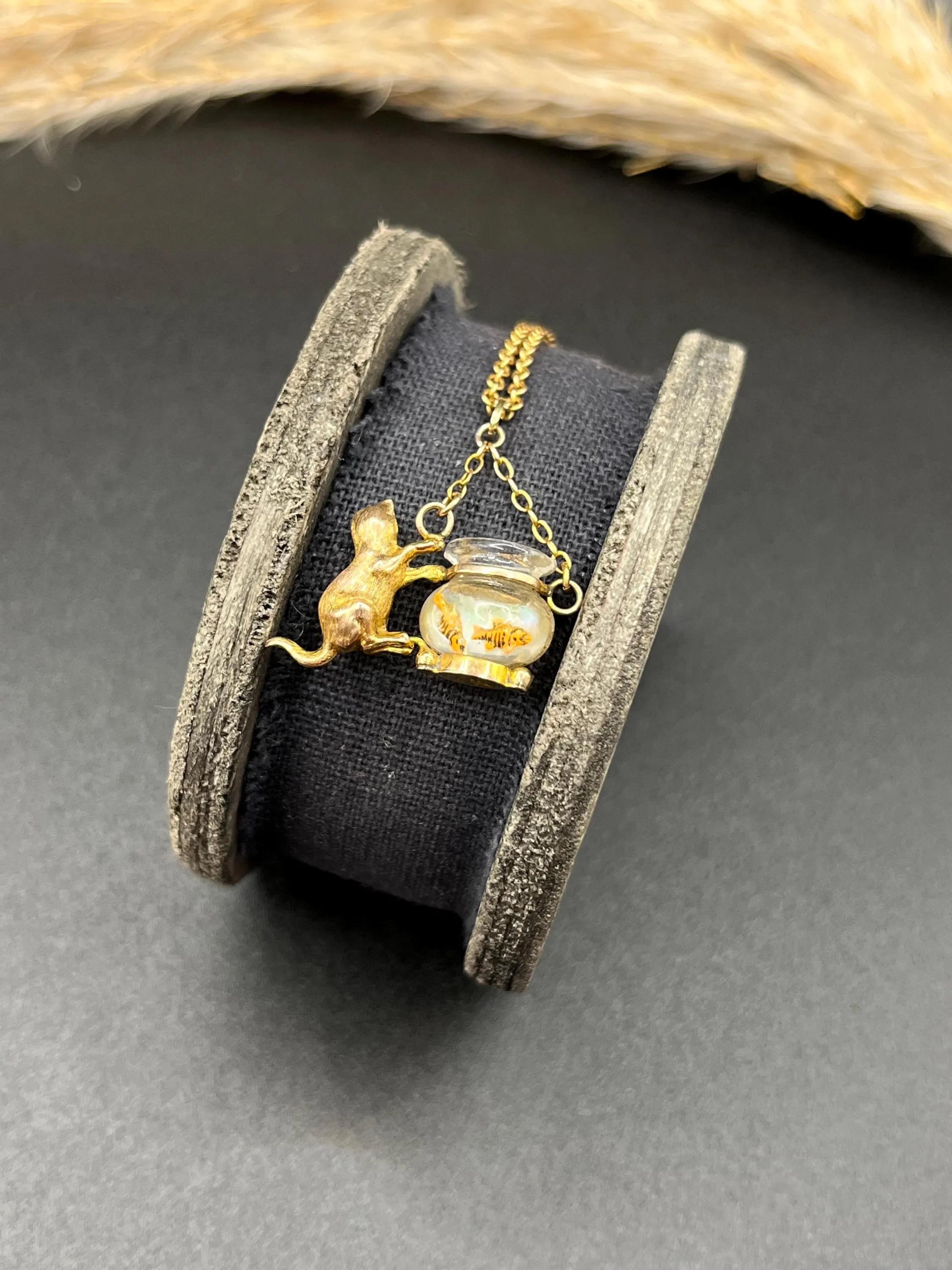 Ciondolo in oro giallo 9ct, 1950, con gatto e pesciolino di vetro in vendita 3