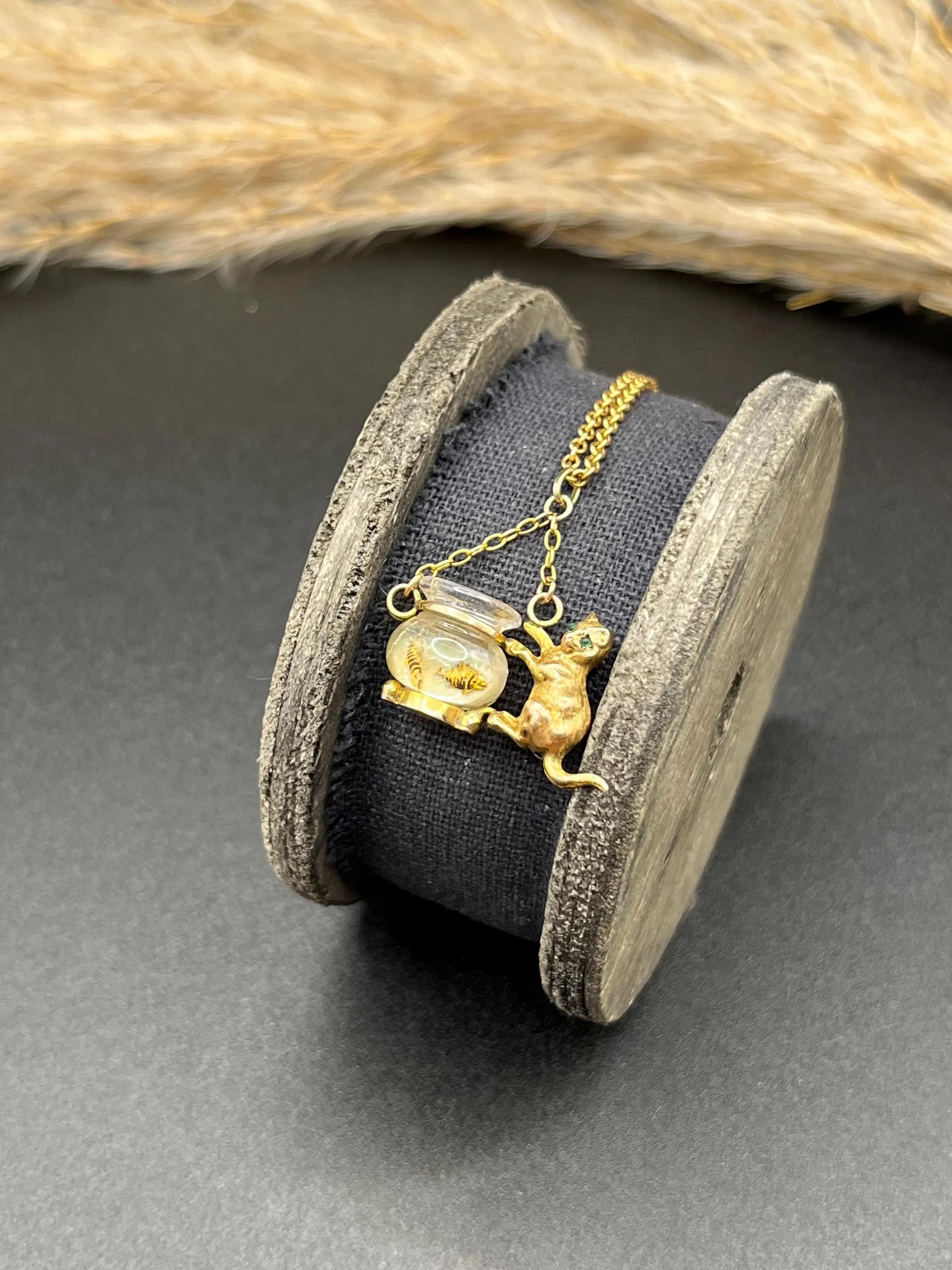 Ciondolo in oro giallo 9ct, 1950, con gatto e pesciolino di vetro in vendita 4