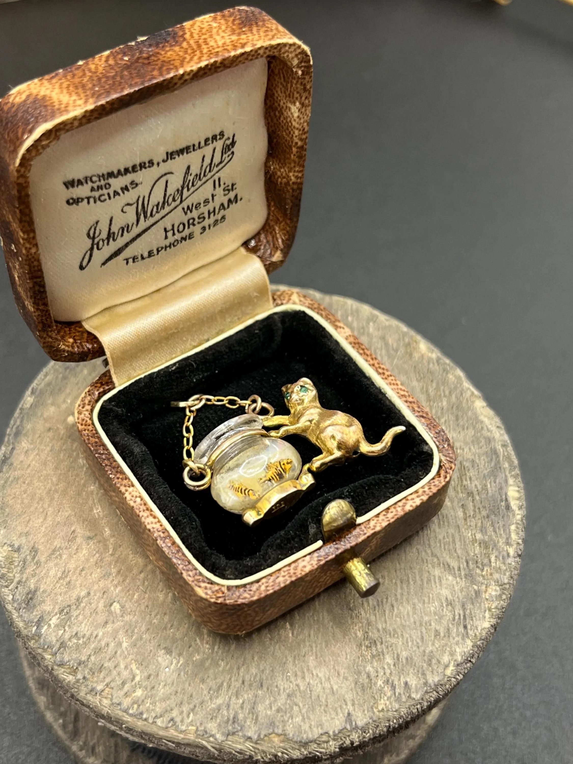 Ciondolo in oro giallo 9ct, 1950, con gatto e pesciolino di vetro in vendita 5