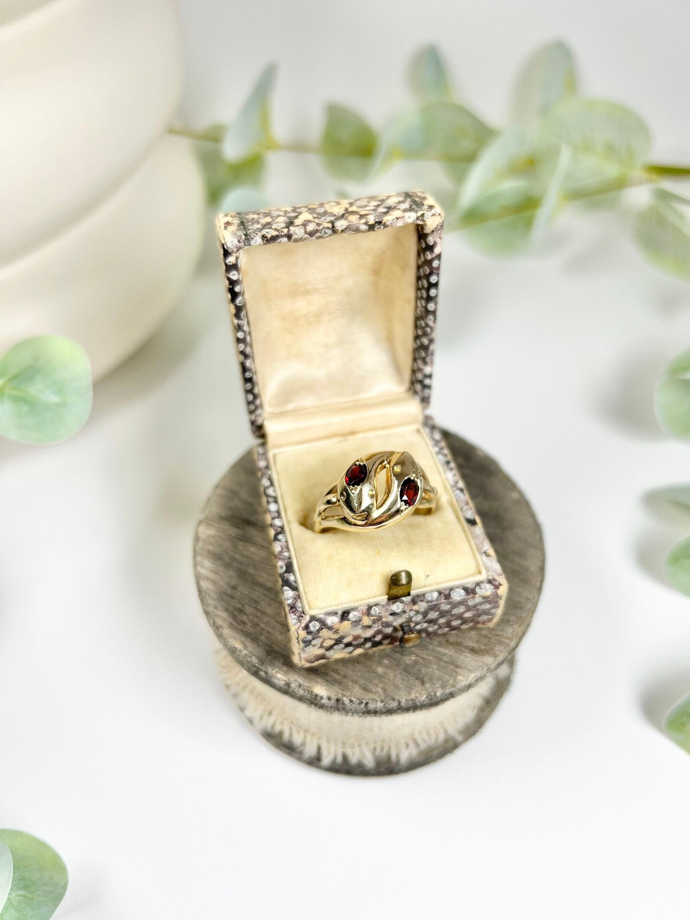 Oval Cut Vintage 9ct Yellow Gold 1960’s Double Headed Garnet Snake Ring For Sale