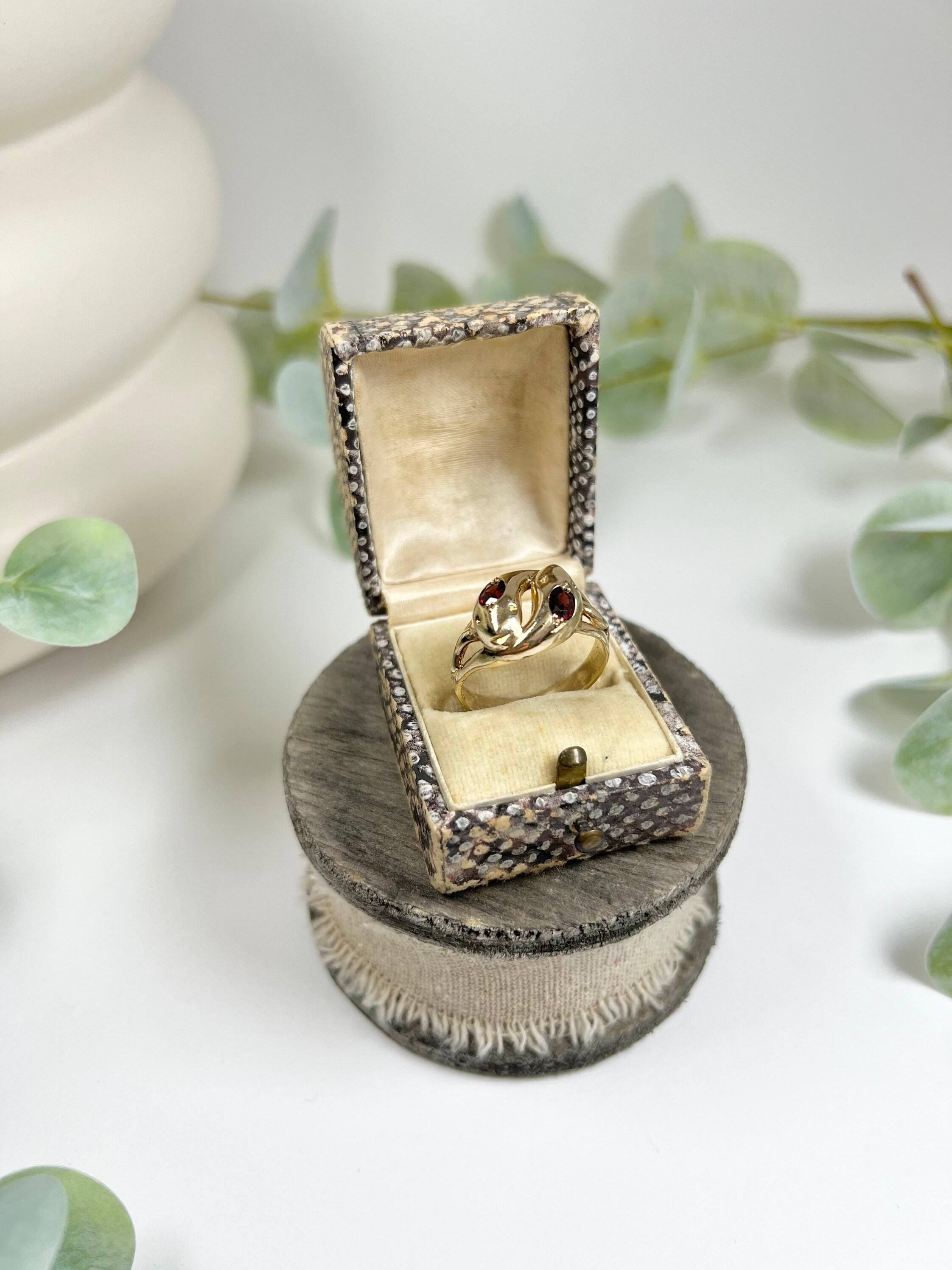Vintage 9ct Yellow Gold 1960’s Double Headed Garnet Snake Ring In Good Condition For Sale In Brighton, GB