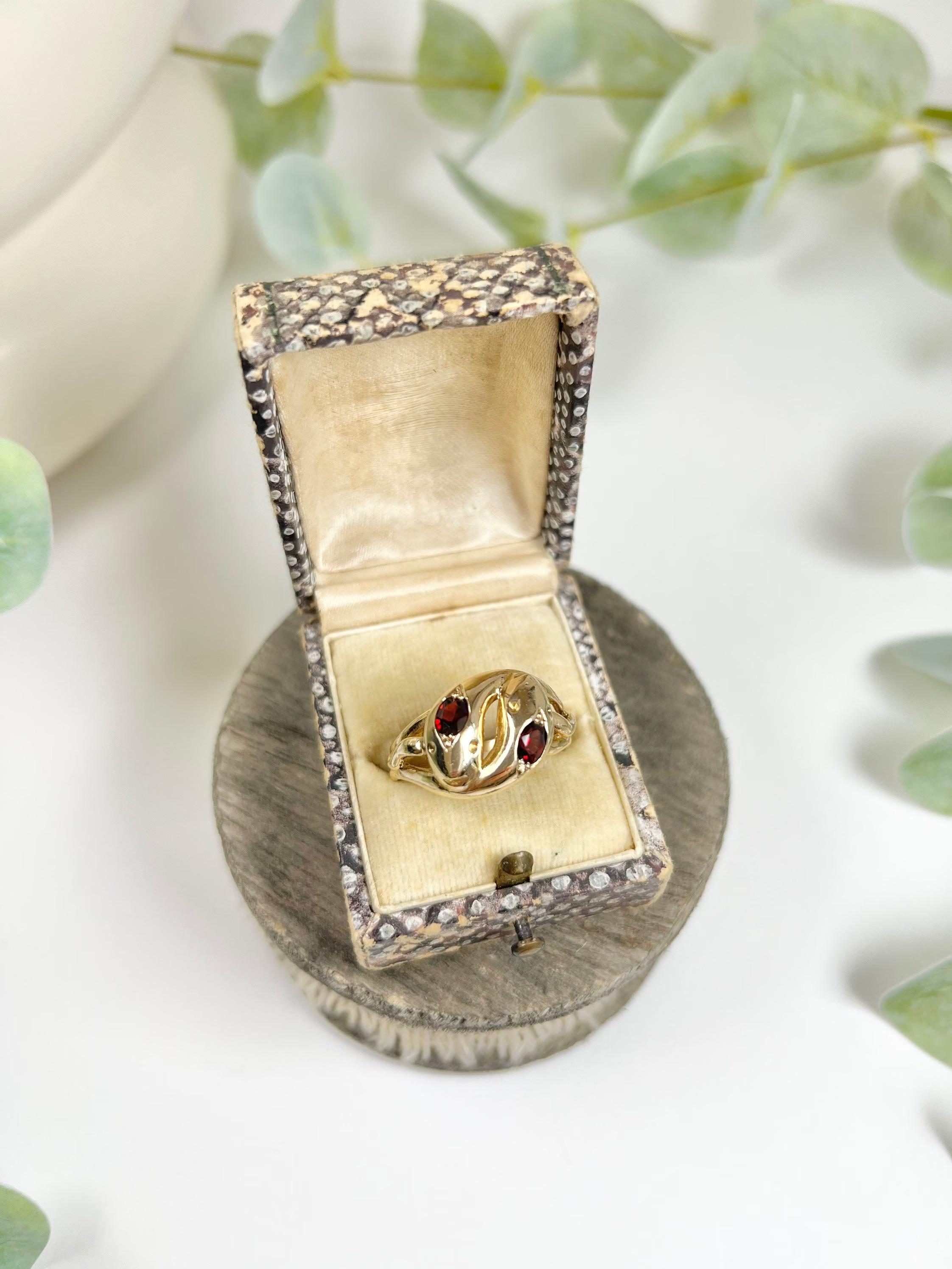 Women's or Men's Vintage 9ct Yellow Gold 1960’s Double Headed Garnet Snake Ring For Sale