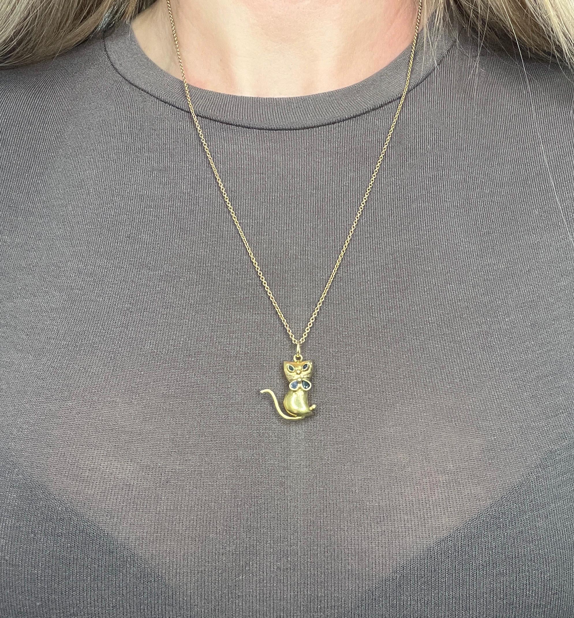 Vintage 9ct Yellow Gold, 1980s Cat Pendant with Dark Blue Stone Collar & Eyes In Good Condition In Brighton, GB