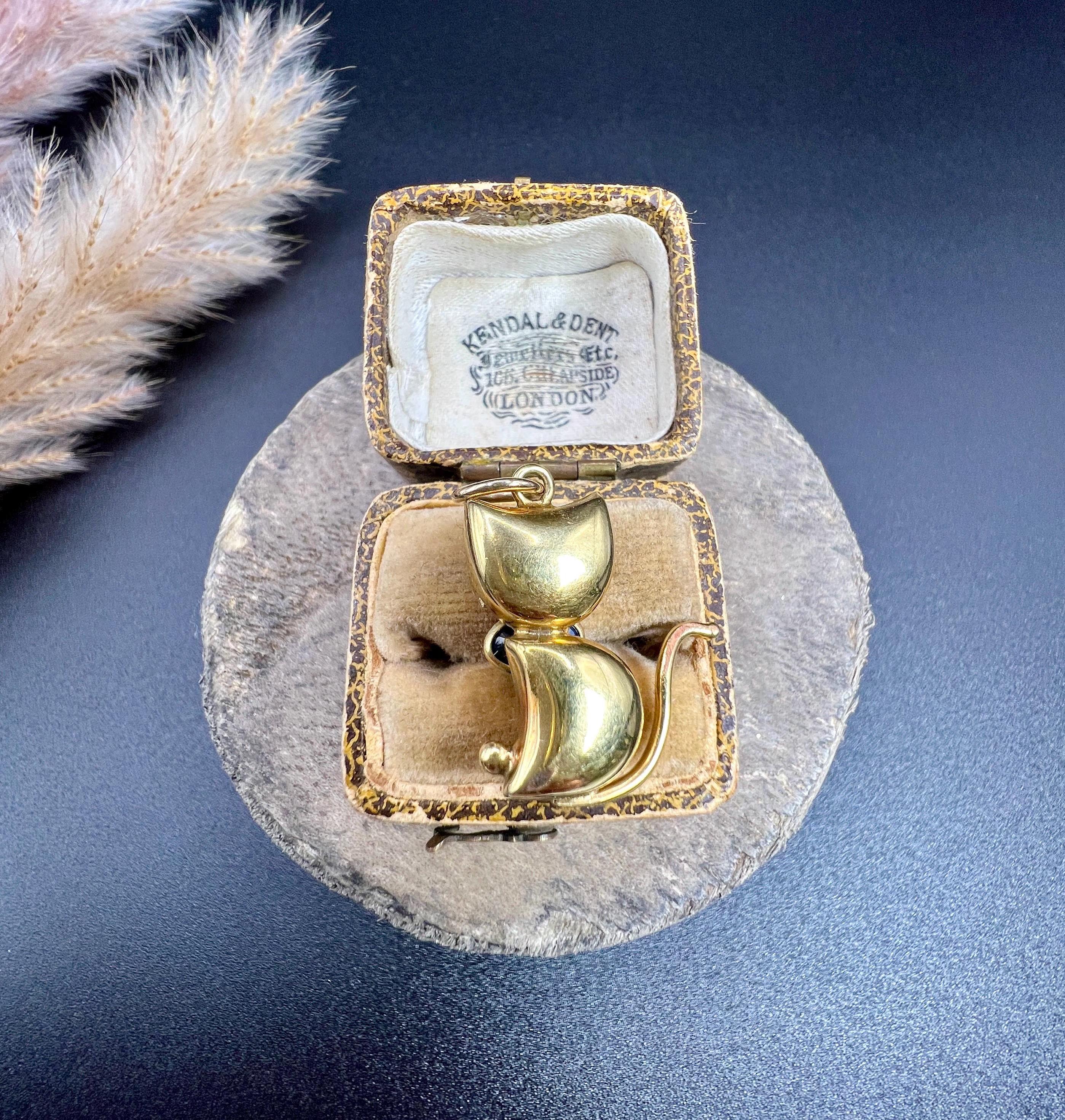 Vintage 9ct Yellow Gold, 1980s Cat Pendant with Dark Blue Stone Collar & Eyes 3