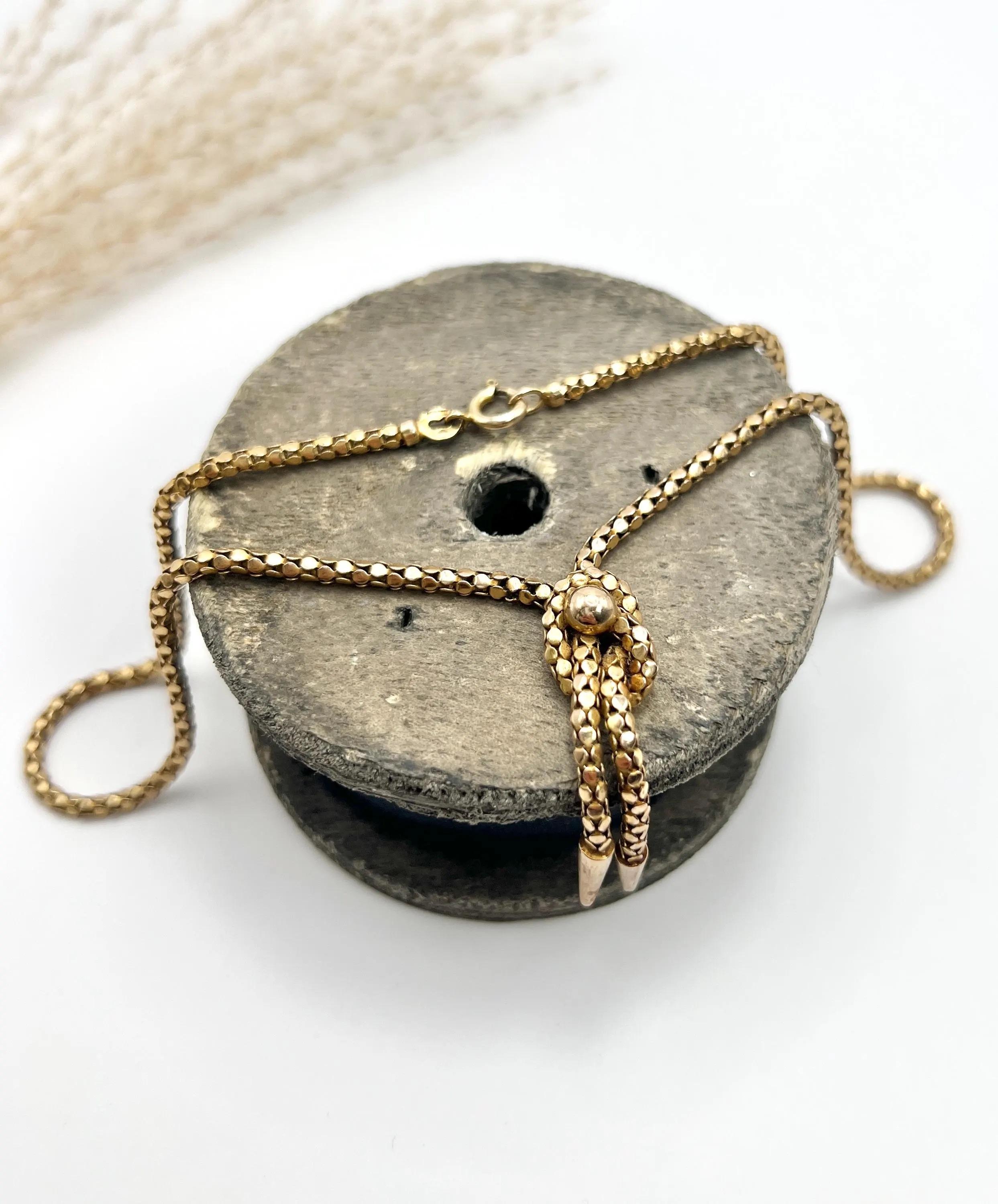 Vintage Snake Halskette 

9ct Gold Italienisch gestempelt

Diese atemberaubende Schlangengliederkette aus 9 Karat Gold wurde in Italien gefertigt und ist ein echtes Zeugnis der Vintage-Kunstfertigkeit der 1980er Jahre. Jedes Glied ist sorgfältig so