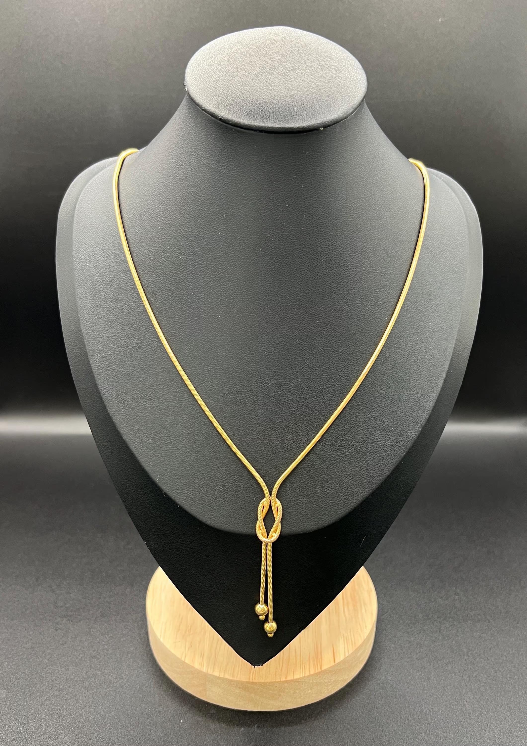 Collar serpiente vintage 

Oro de 9 ct con sello de Birmingham 375

Marca de fábrica M S T

Alrededor de 1990

Descubre este exquisito collar vintage de eslabones de serpiente de oro amarillo de 9 ct de los años 90, una pieza atemporal que encarna