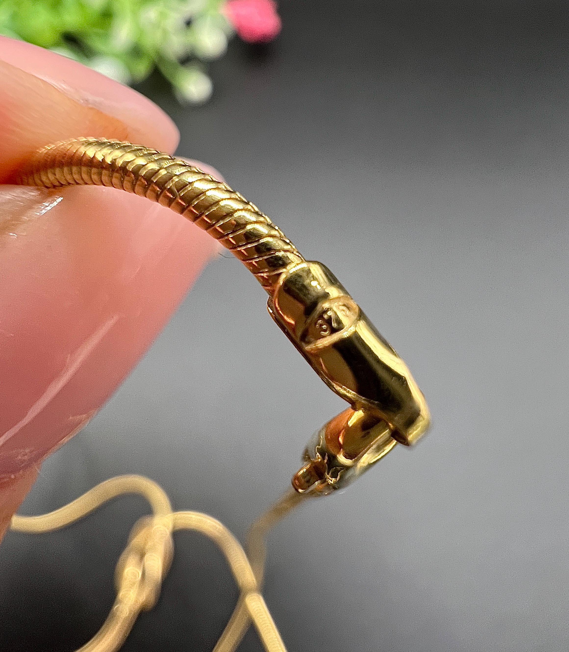 Cadena de nudo de enamorado de eslabones de serpiente de oro amarillo 9 ct de la década de 1990 con matasellos de Birmingham en venta 2