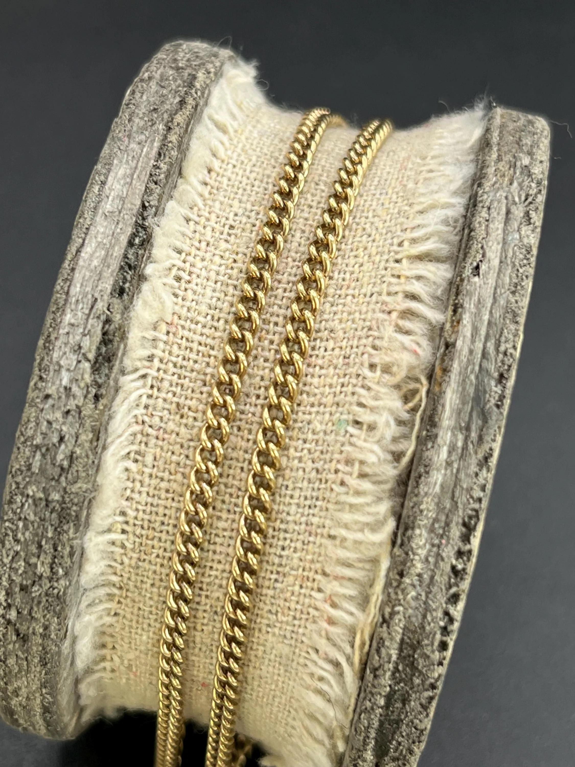 Vintage 9ct Yellow Gold 21 1/2 Inch Curb Link Chain with Lobster Clasp Unisexe en vente