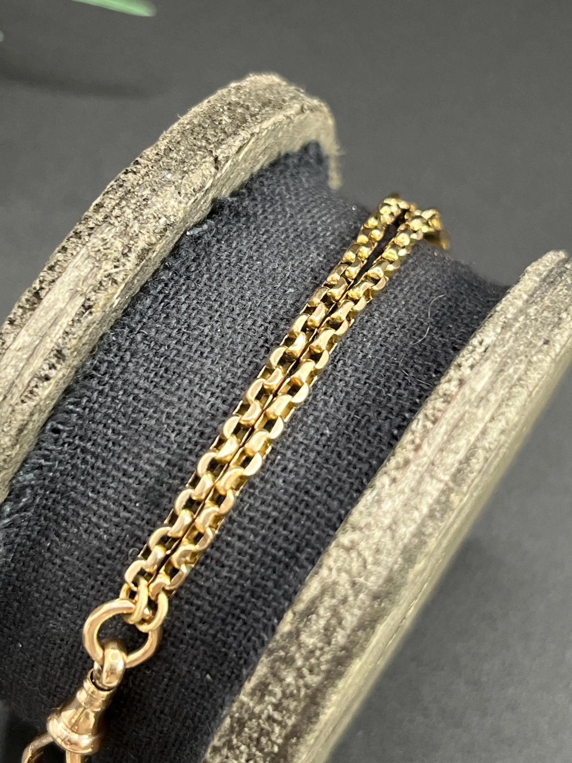 Catena d'epoca in oro giallo 9 carati, 24 pollici di catena a maglie ritorte con chiusura a girella In condizioni buone in vendita a Brighton, GB