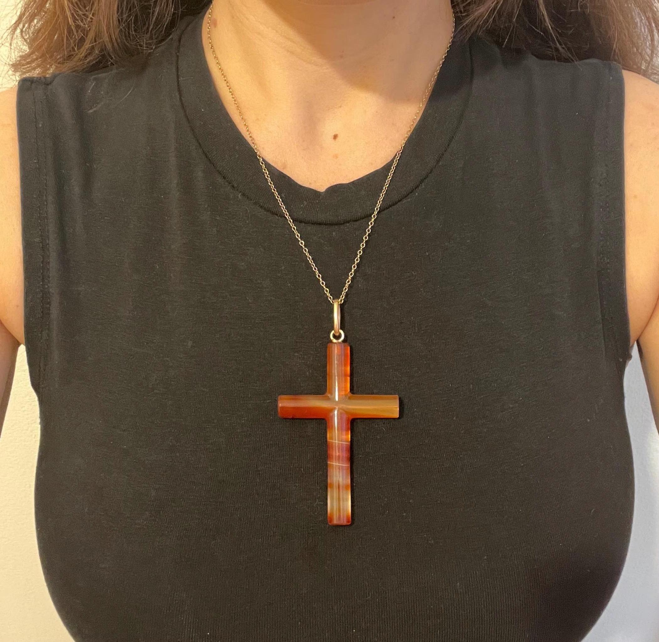 Vintage Gelbgold Kreuz-Anhänger 

Schleife aus 9 Karat Gold 

Bitte beachten Sie, dass die Kette separat verkauft wird

CIRCA 1920er Jahre große Achat Kreuz Anhänger, aus einer einzigen Platte von gebänderten Achat geschnitzt zeigt reiche Streifen