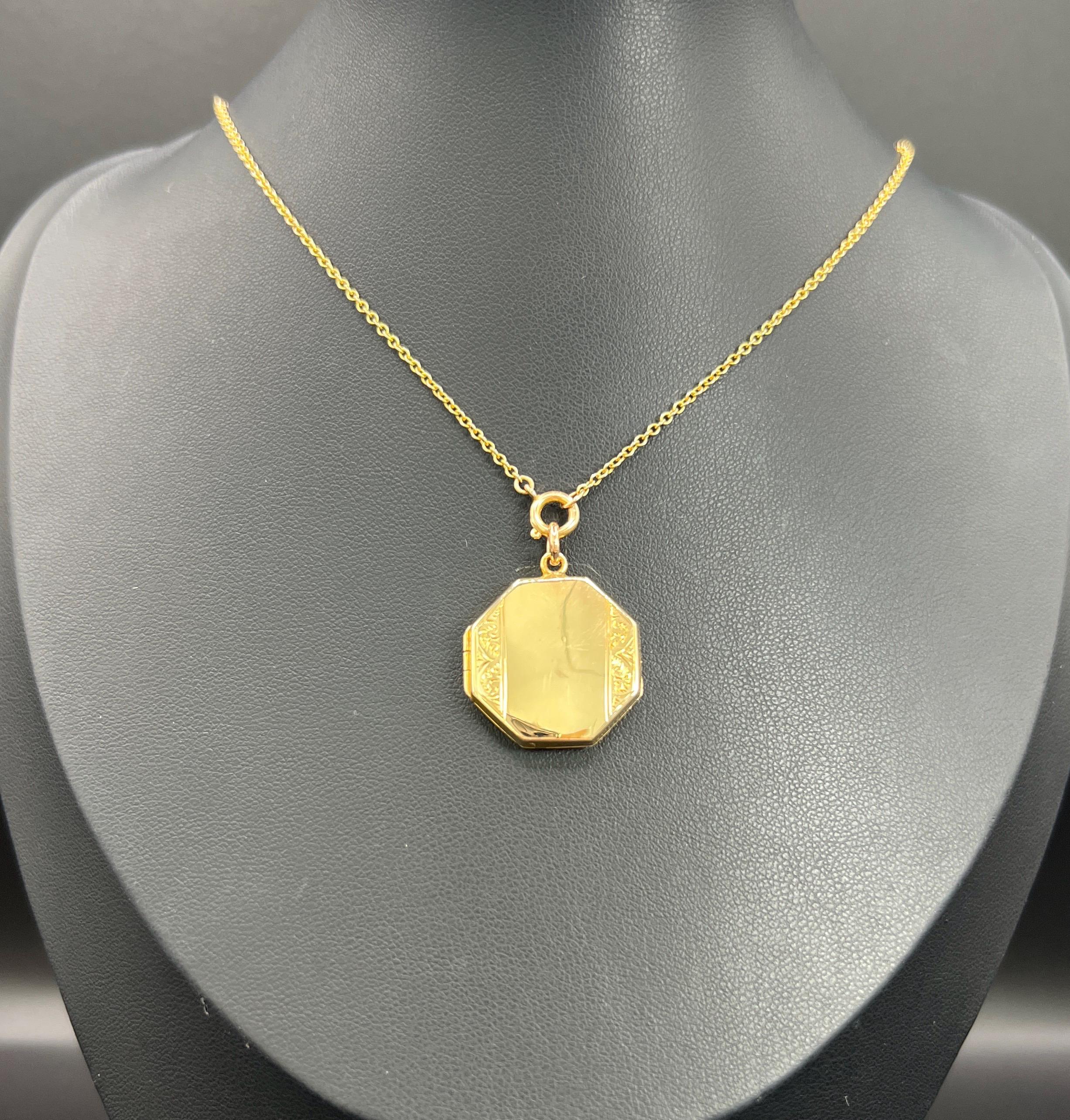 Vintage 9ct Yellow Gold Back & Front, 1940s Octagonal Shaped Engraved Locket For Sale 7