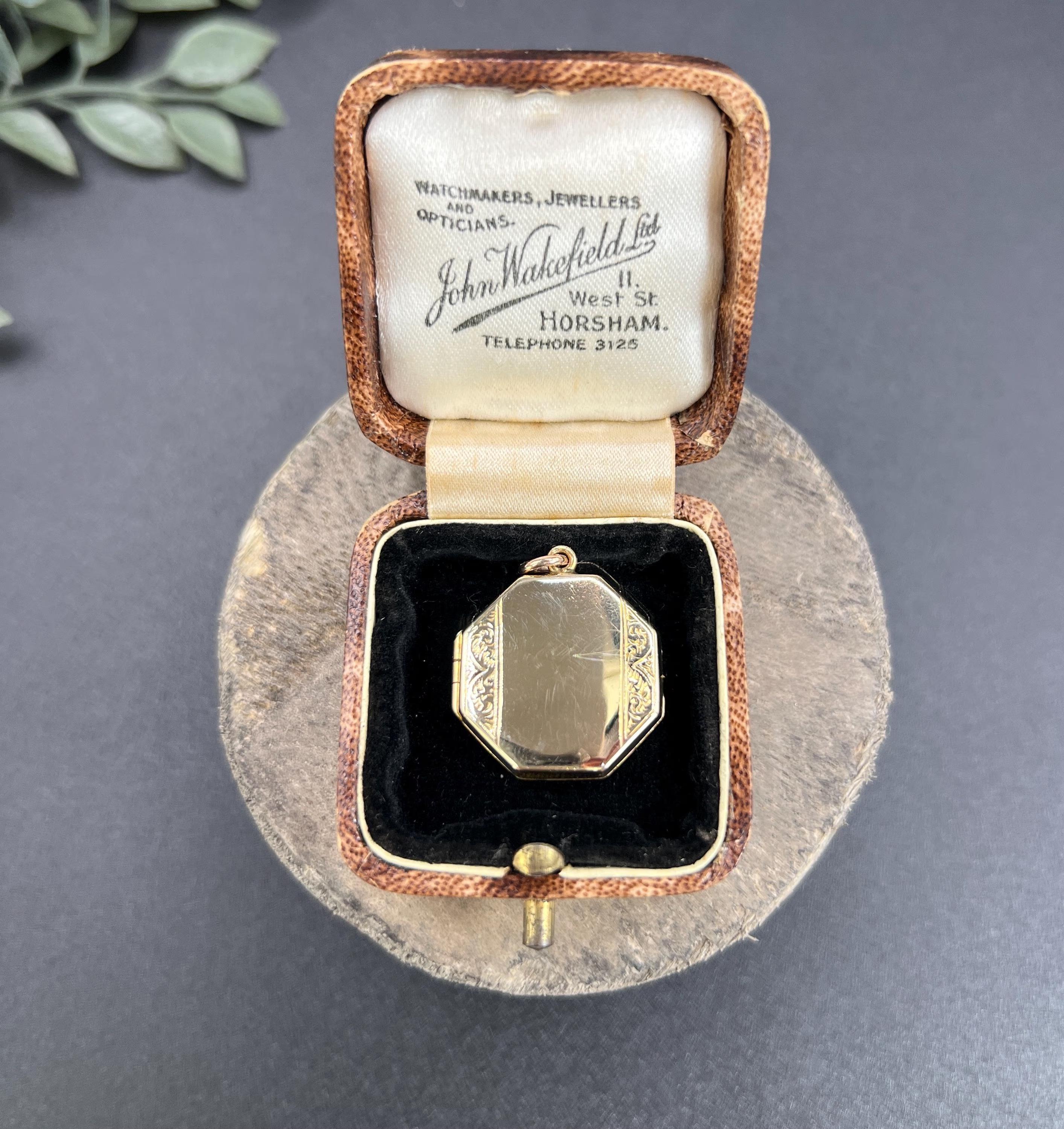 Vintage 9ct Yellow Gold Back & Front, 1940s Octagonal Shaped Engraved Locket For Sale 8