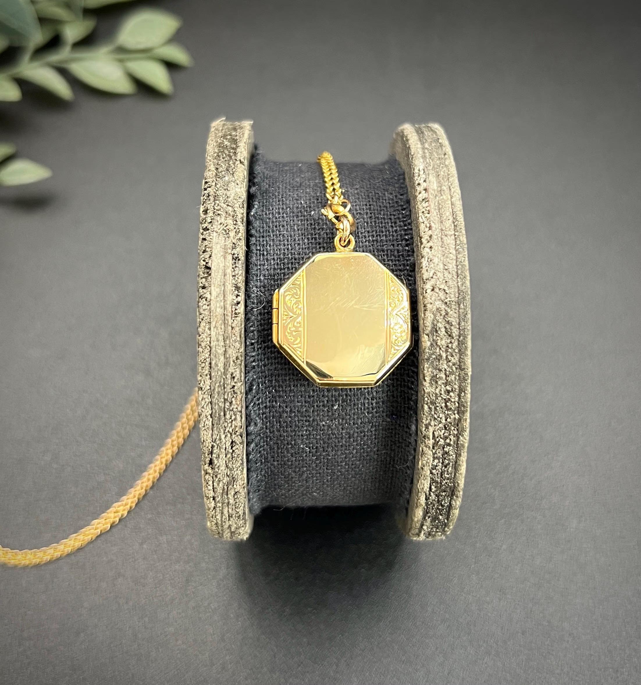 Vintage Octagonal Locket 

9ct Yellow Gold Back & Front*

Circa 1940s

THE CHAIN IS SOLD SEPARATELY

Explore the elegance of this stunning 9ct yellow gold 1940s locket, a true testament to timeless craftsmanship. This octagonal-shaped piece features