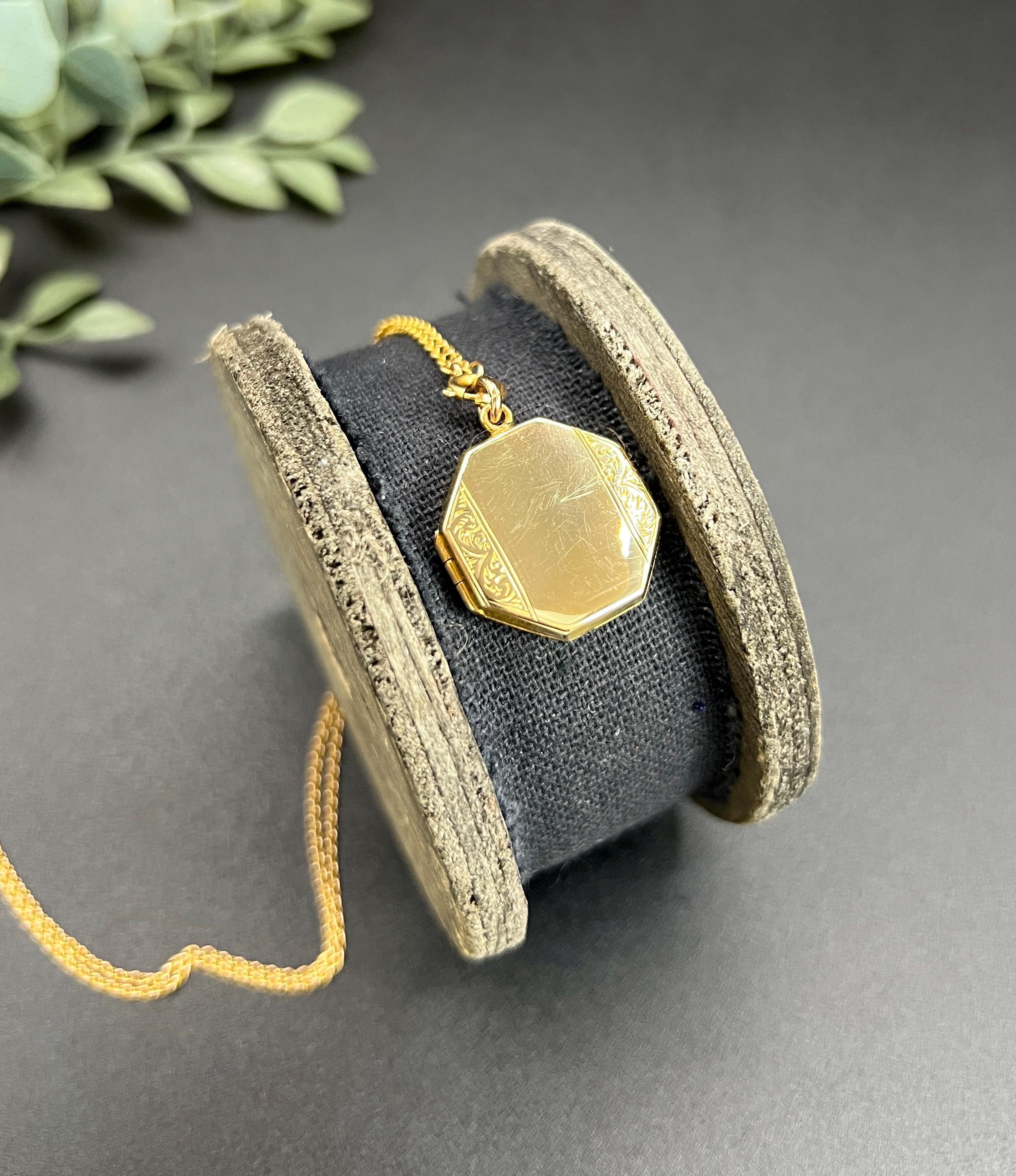 Vintage 9ct Yellow Gold Back & Front, 1940s Octagonal Shaped Engraved Locket In Good Condition For Sale In Brighton, GB