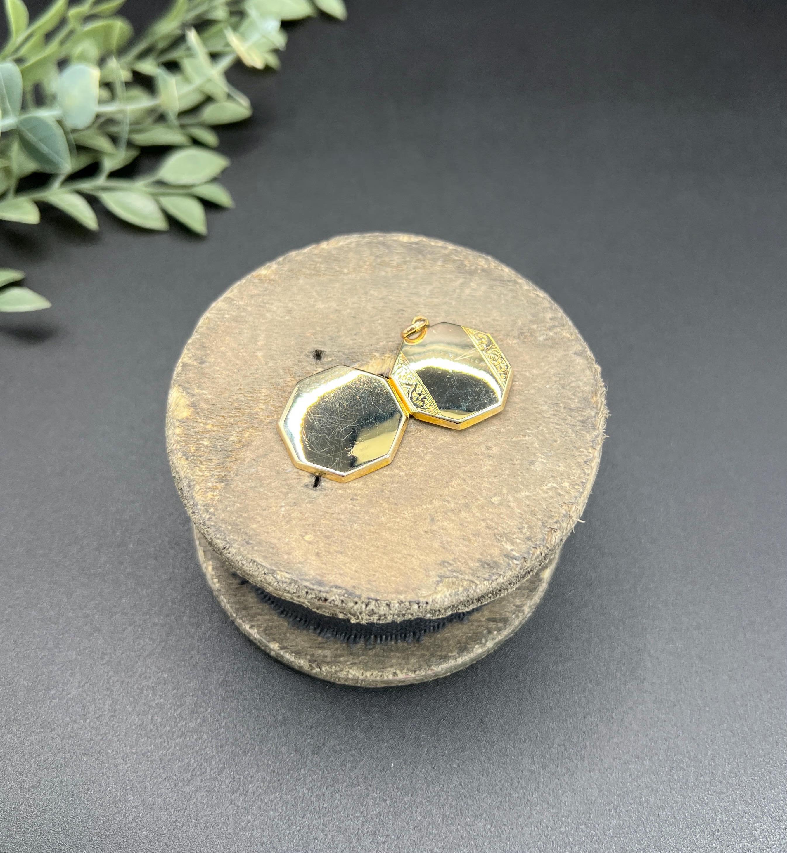 Women's or Men's Vintage 9ct Yellow Gold Back & Front, 1940s Octagonal Shaped Engraved Locket For Sale
