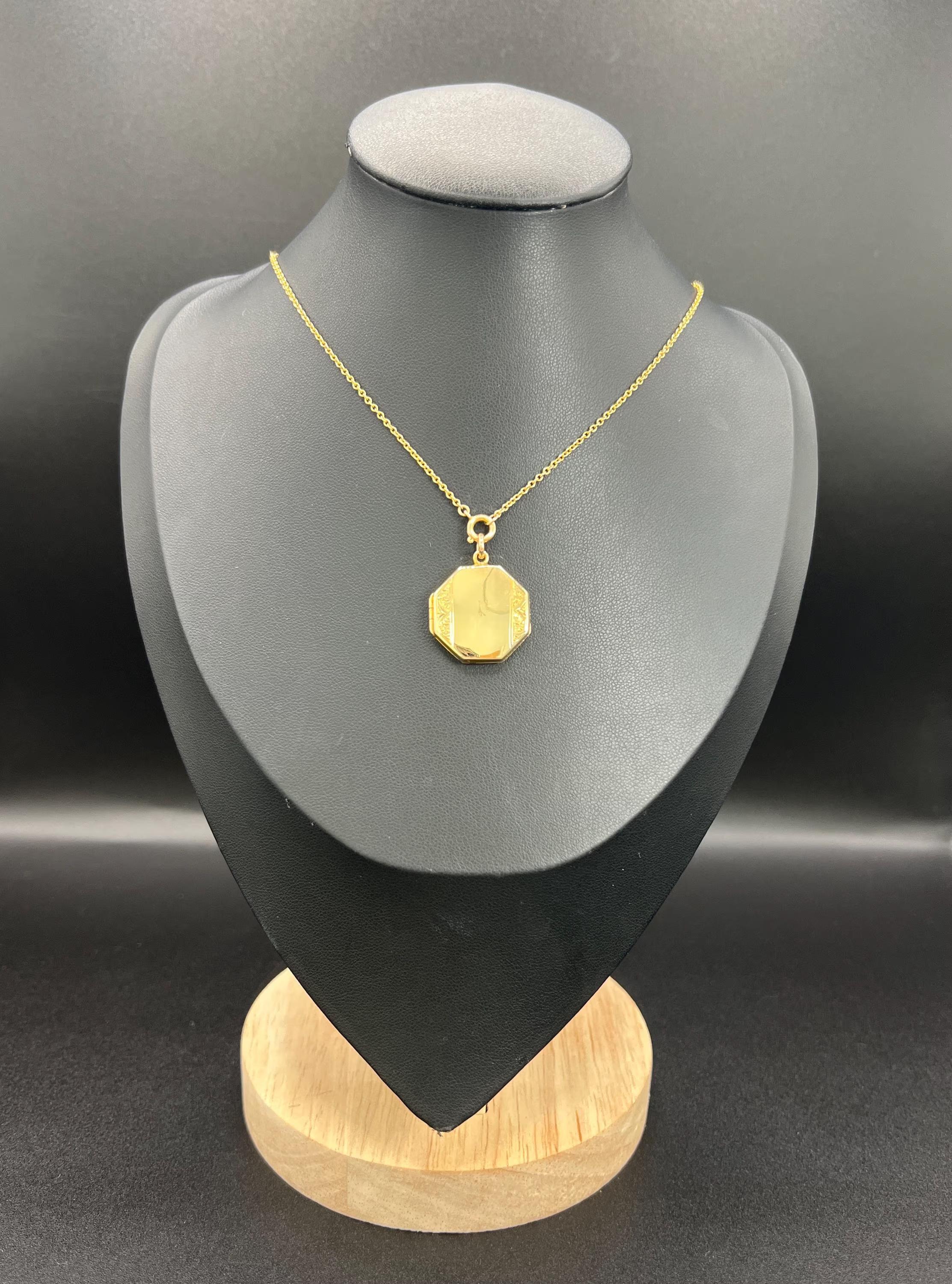 Vintage 9ct Yellow Gold Back & Front, 1940s Octagonal Shaped Engraved Locket For Sale 1