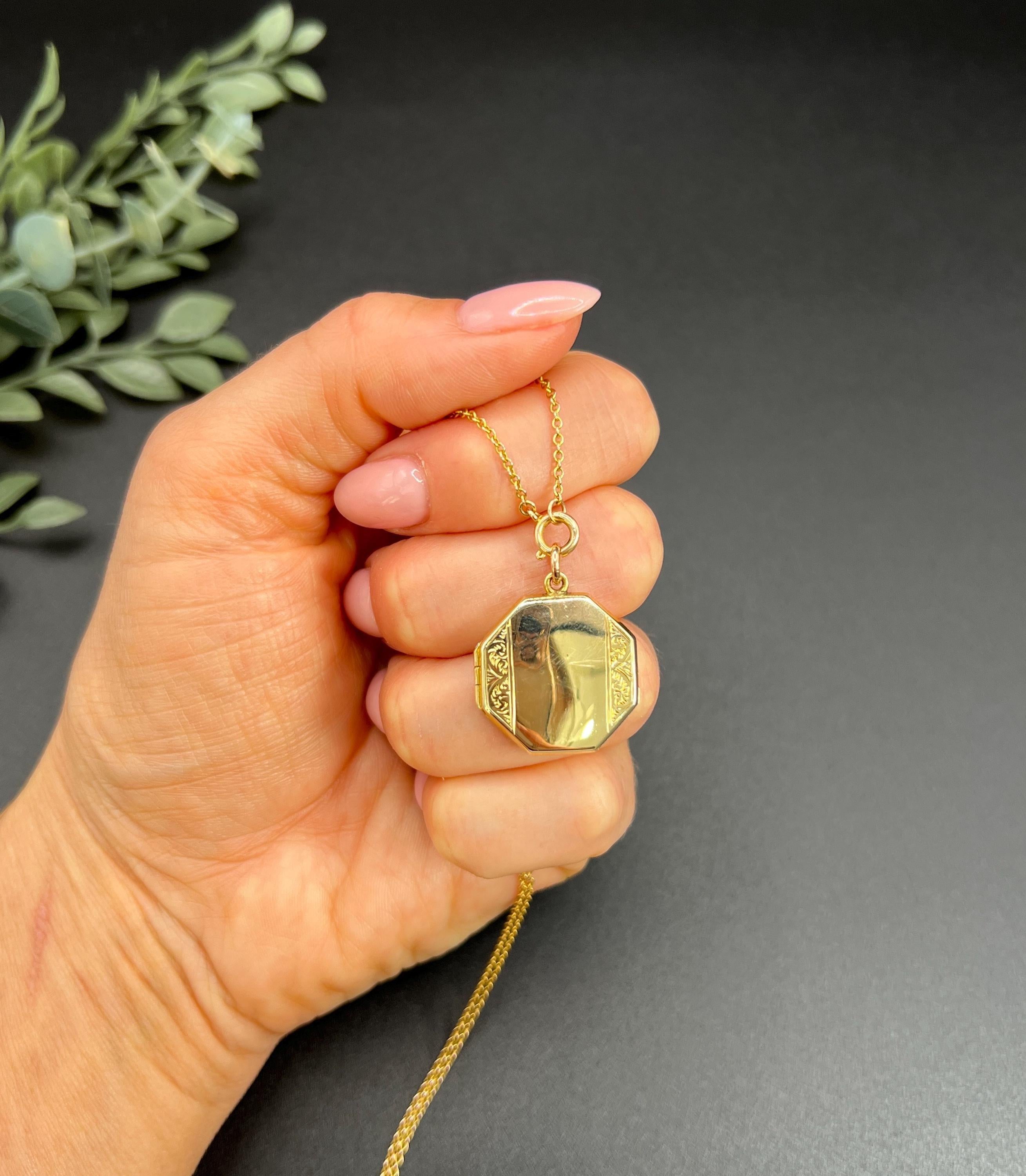 Vintage 9ct Yellow Gold Back & Front, 1940s Octagonal Shaped Engraved Locket For Sale 3