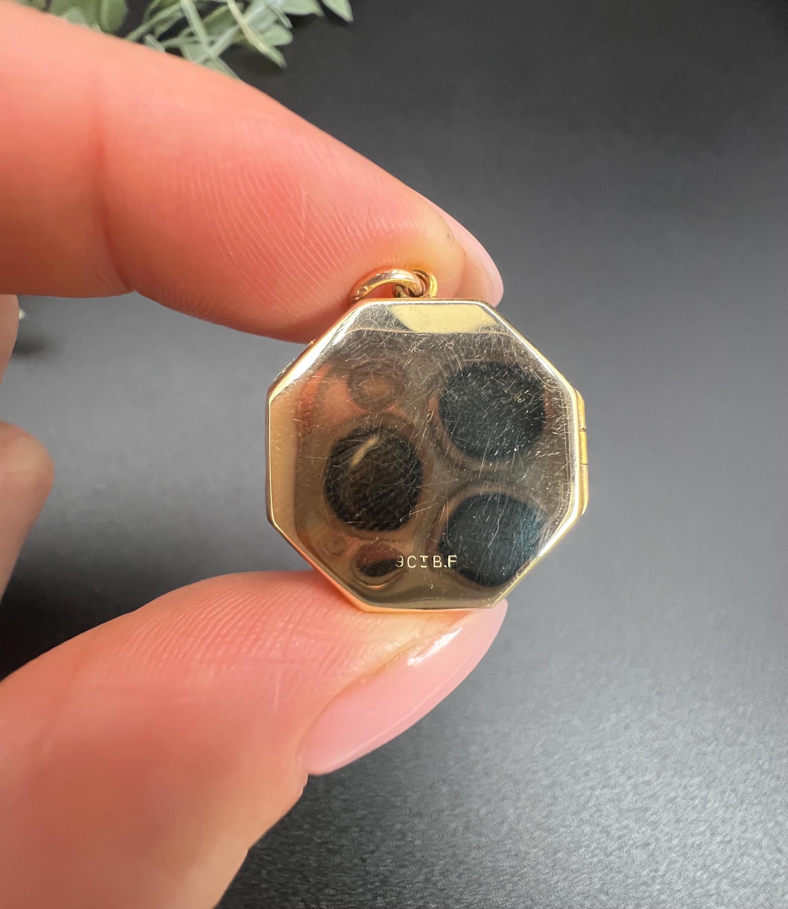 Vintage 9ct Yellow Gold Back & Front, 1940s Octagonal Shaped Engraved Locket For Sale 4