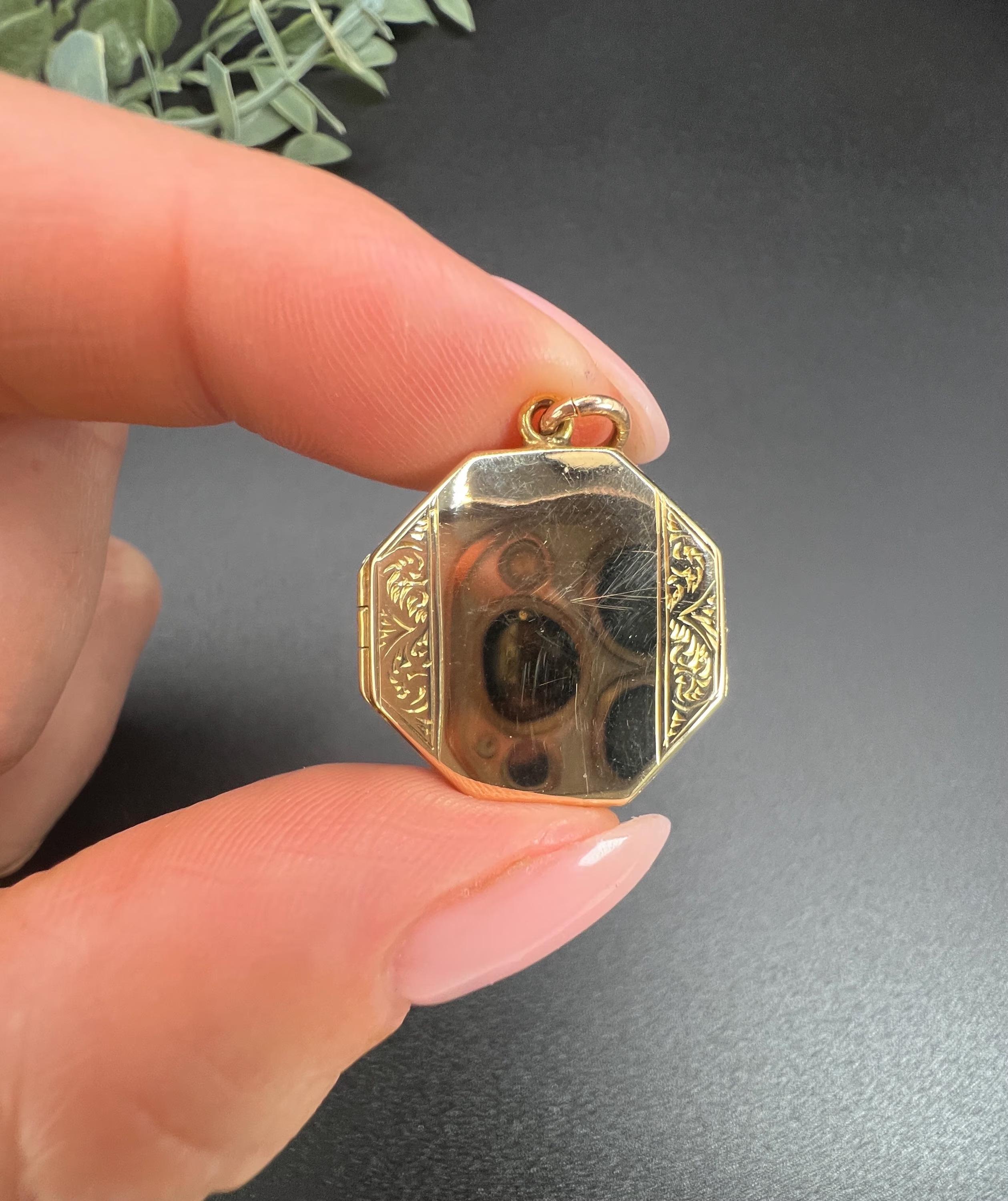 Vintage 9ct Yellow Gold Back & Front, 1940s Octagonal Shaped Engraved Locket For Sale 5