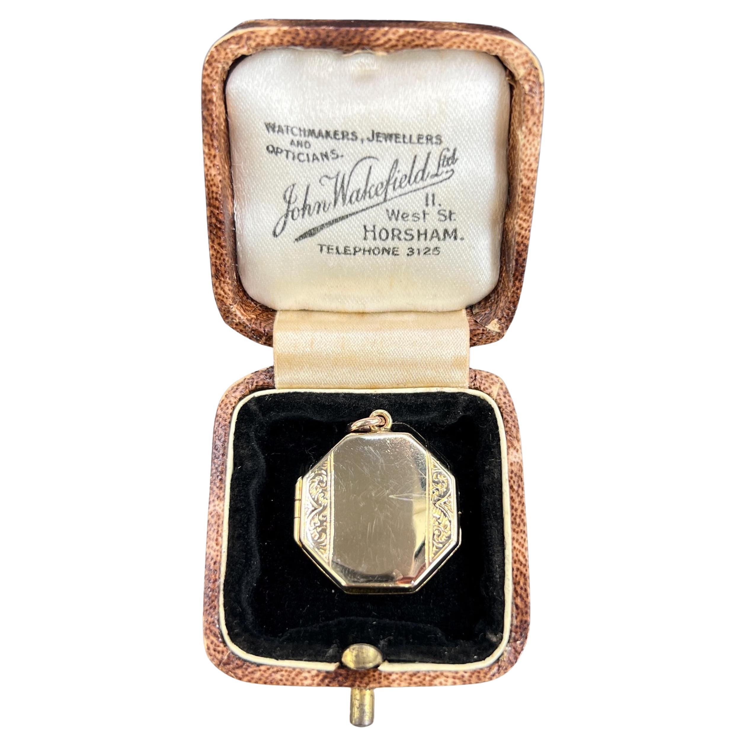 Vintage 9ct Yellow Gold Back & Front, 1940s Octagonal Shaped Engraved Locket For Sale