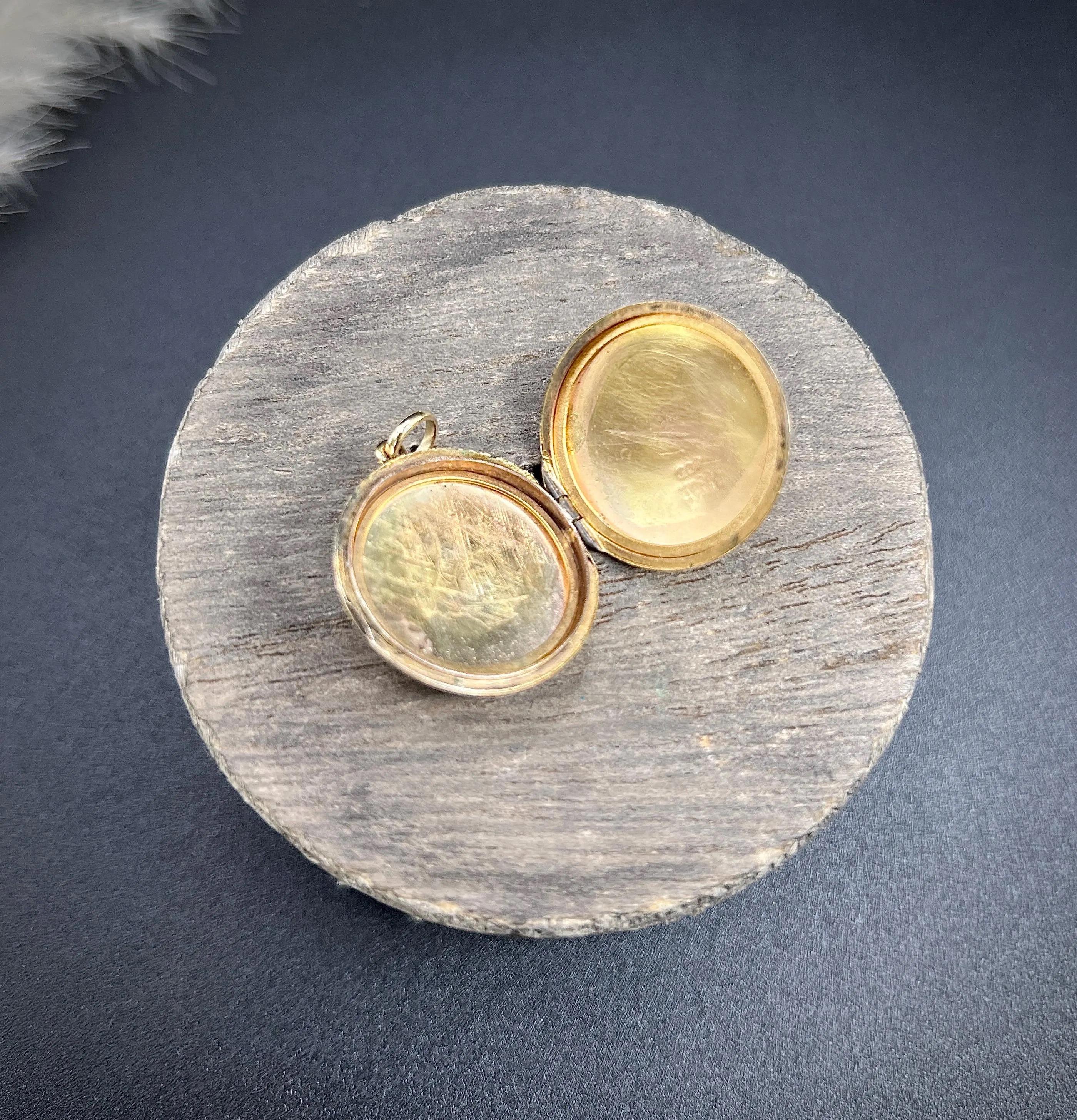 Vintage 9ct Yellow Gold Back & Front Stamped, 1940s Engraved Round Locket en venta 6