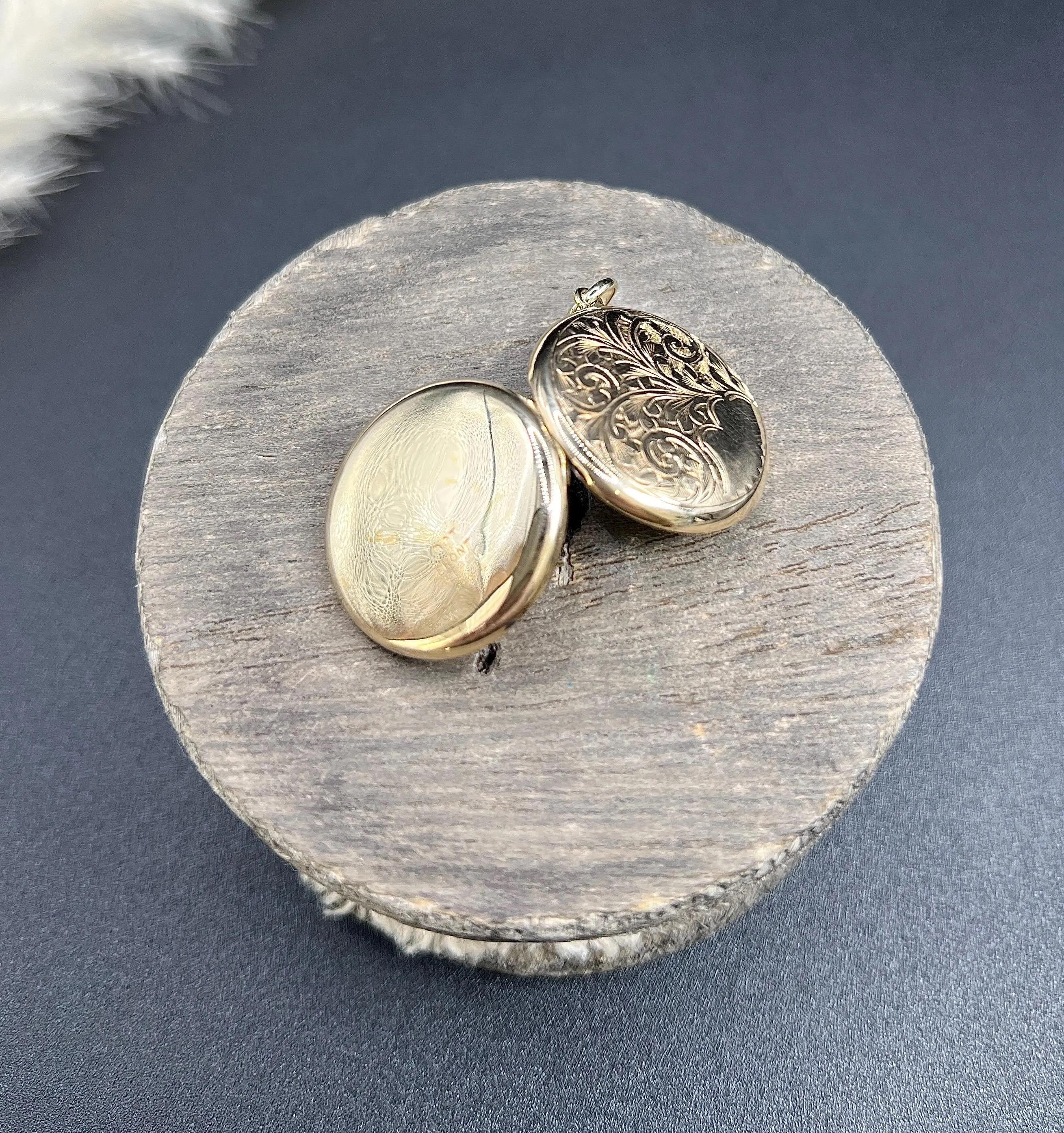 Vintage 9ct Yellow Gold Back & Front Stamped, 1940s Engraved Round Locket en venta 7