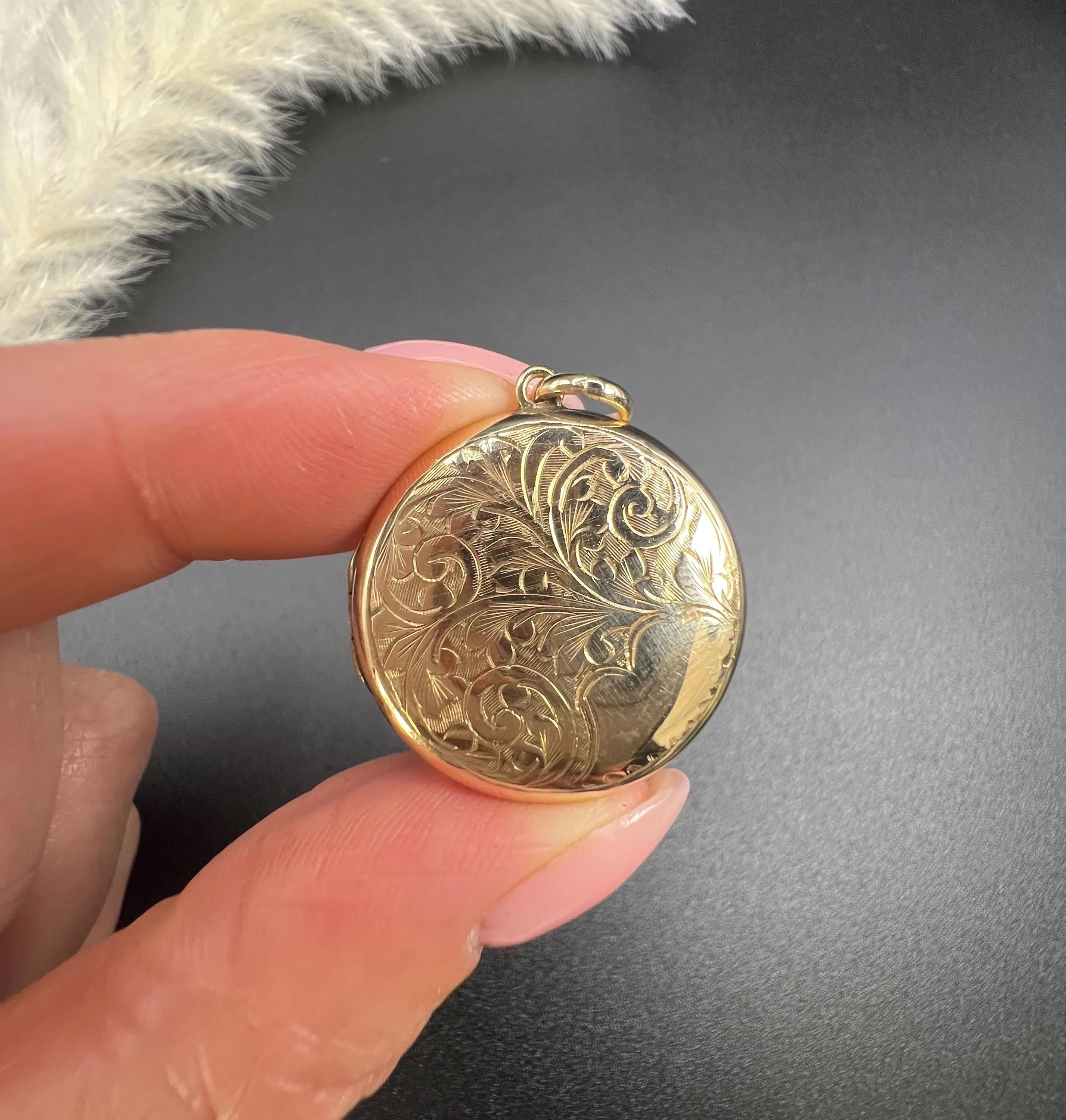 Vintage Heart Locket 

9ct Yellow Gold Back & Front Stamped

Circa 1940s

*THE CHAIN IS SOLD SEPARATELY 

This stunning 1940s gold locket is a timeless piece that would make a wonderful gift or a cherished addition to any jewellery collection. The