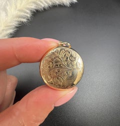 Vintage 9ct Yellow Gold Back & Front Stamped, 1940s Engraved Round Locket