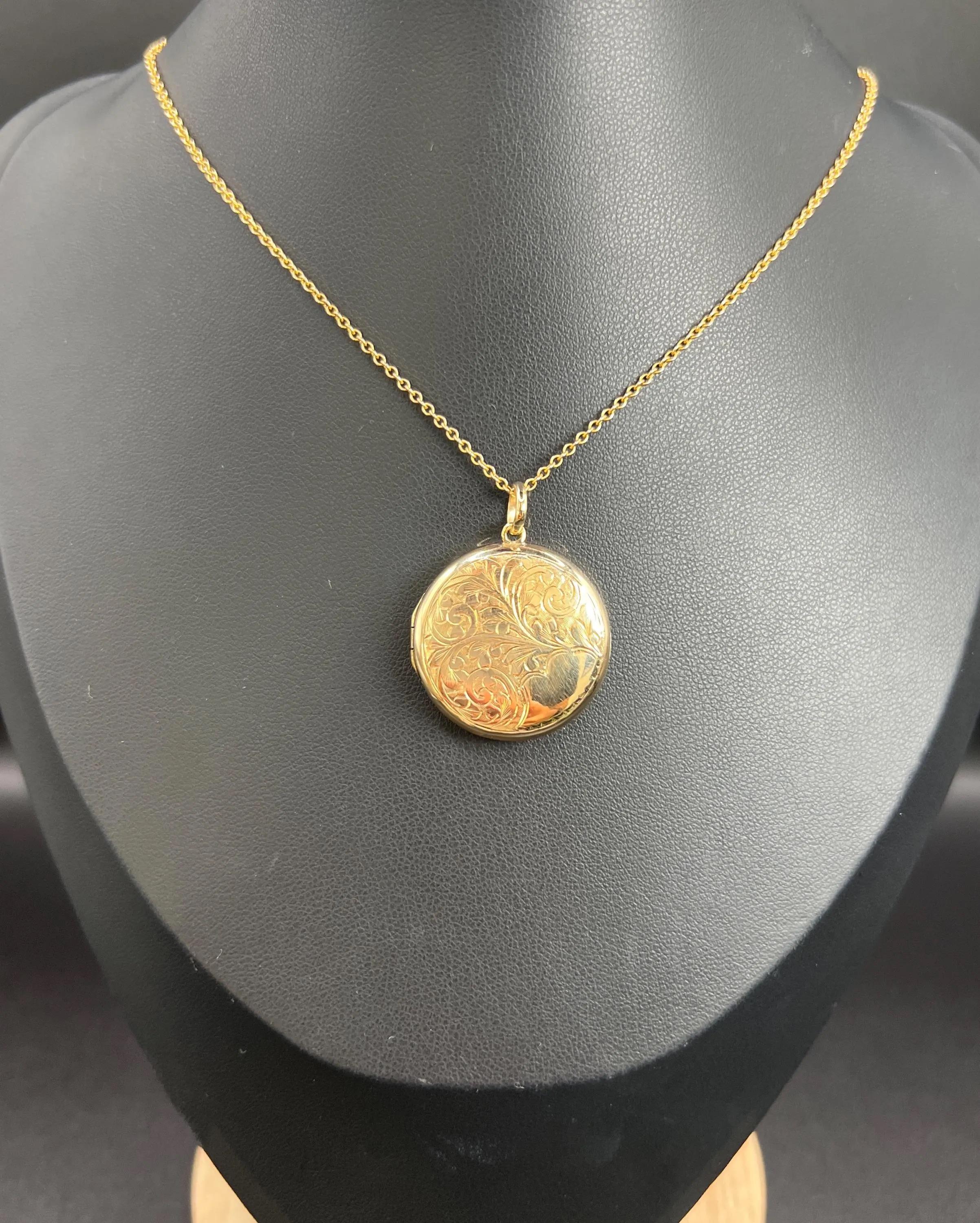 Femenino o masculino Vintage 9ct Yellow Gold Back & Front Stamped, 1940s Engraved Round Locket en venta