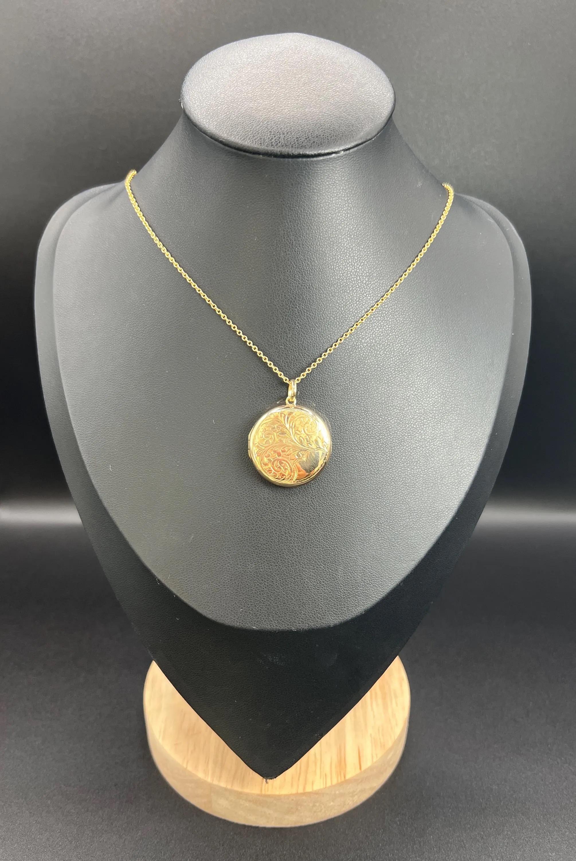 Vintage 9ct Yellow Gold Back & Front Stamped, 1940s Engraved Round Locket en venta 1