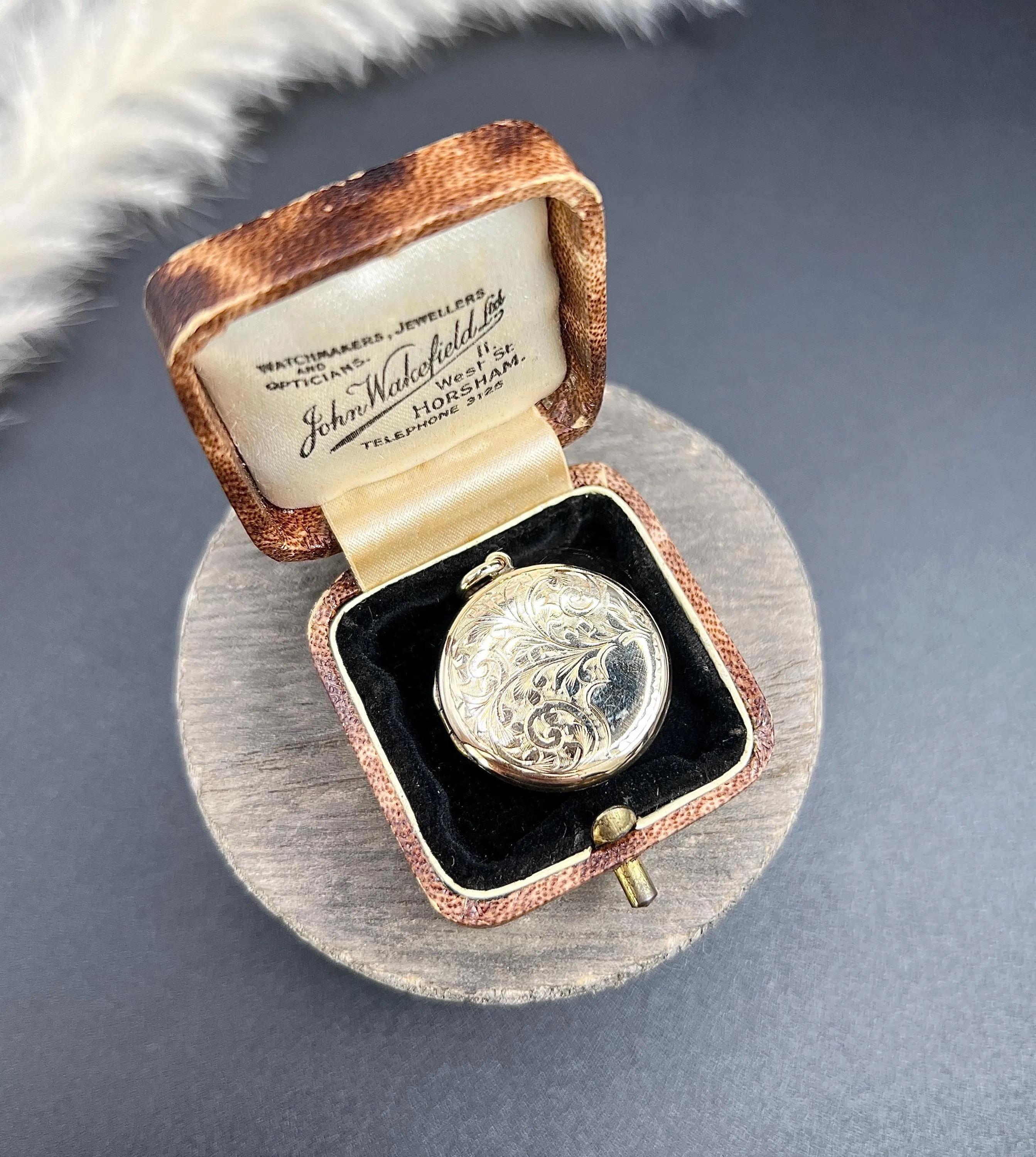 Vintage 9ct Yellow Gold Back & Front Stamped, 1940s Engraved Round Locket en venta 2