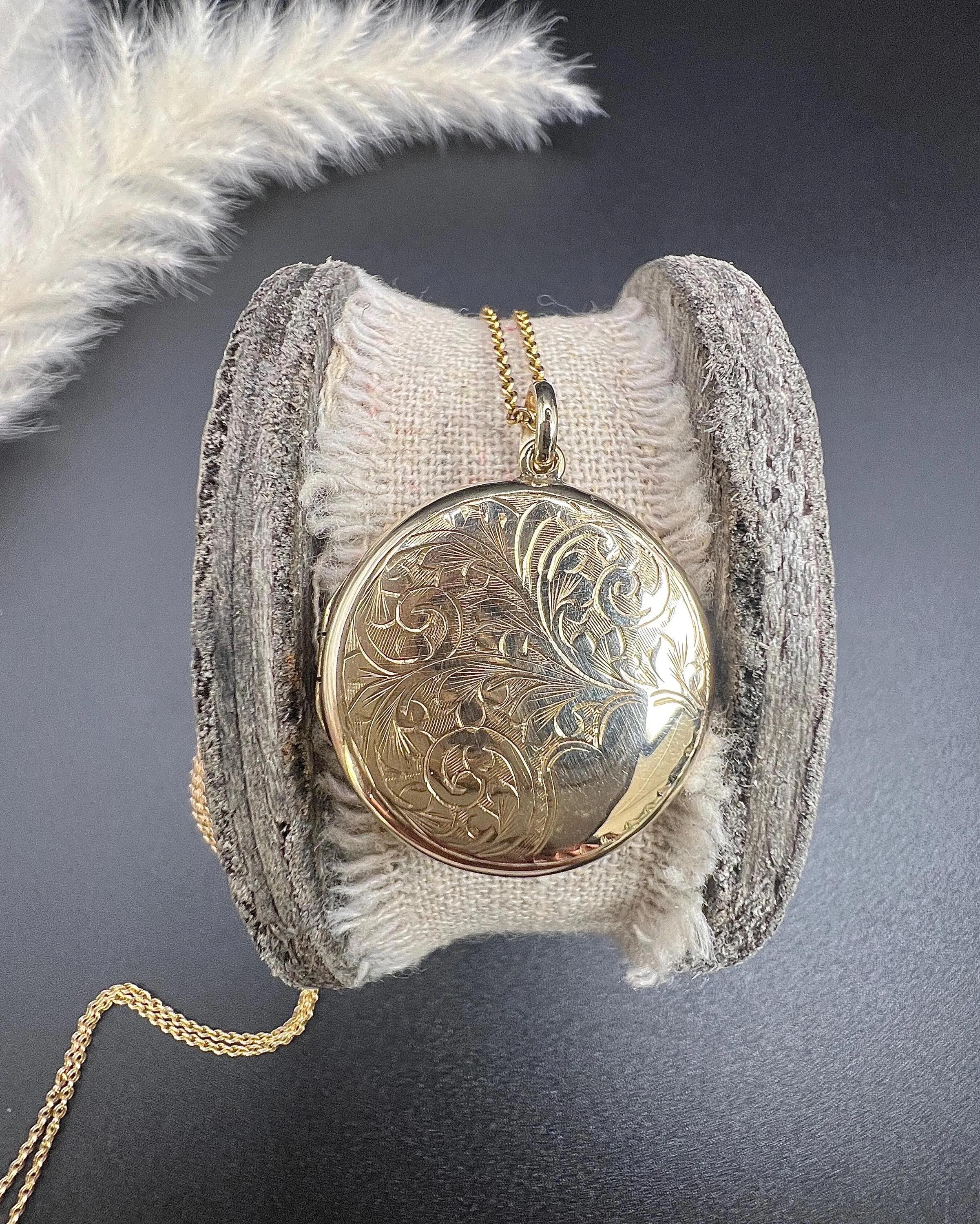 Vintage 9ct Yellow Gold Back & Front Stamped, 1940s Engraved Round Locket en venta 3
