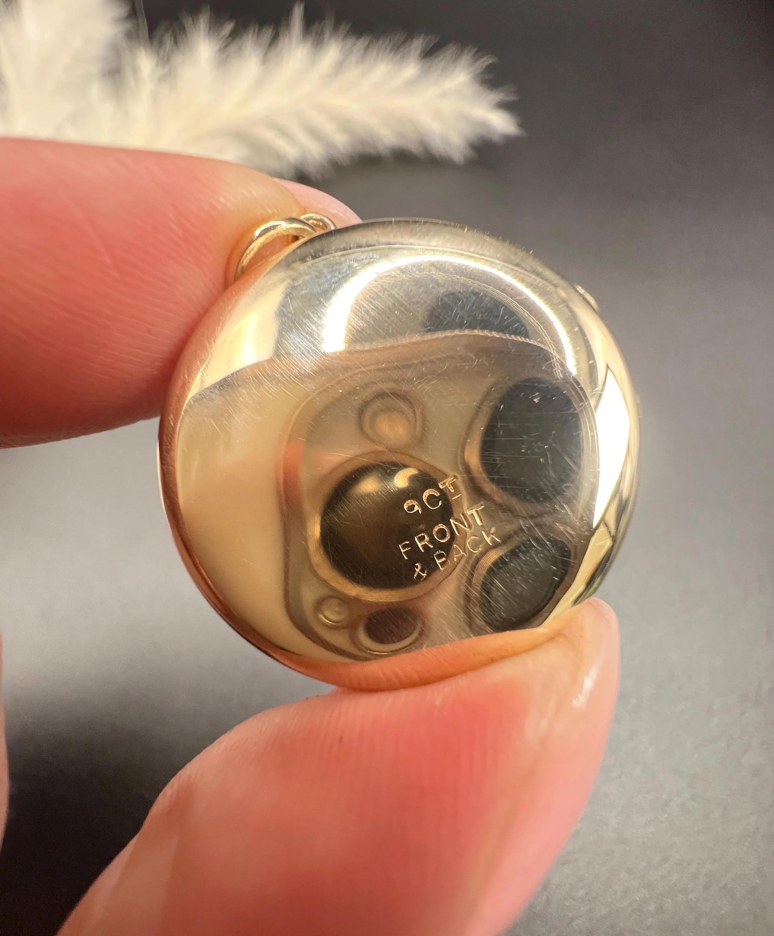 Vintage 9ct Yellow Gold Back & Front Stamped, 1940s Engraved Round Locket en venta 4