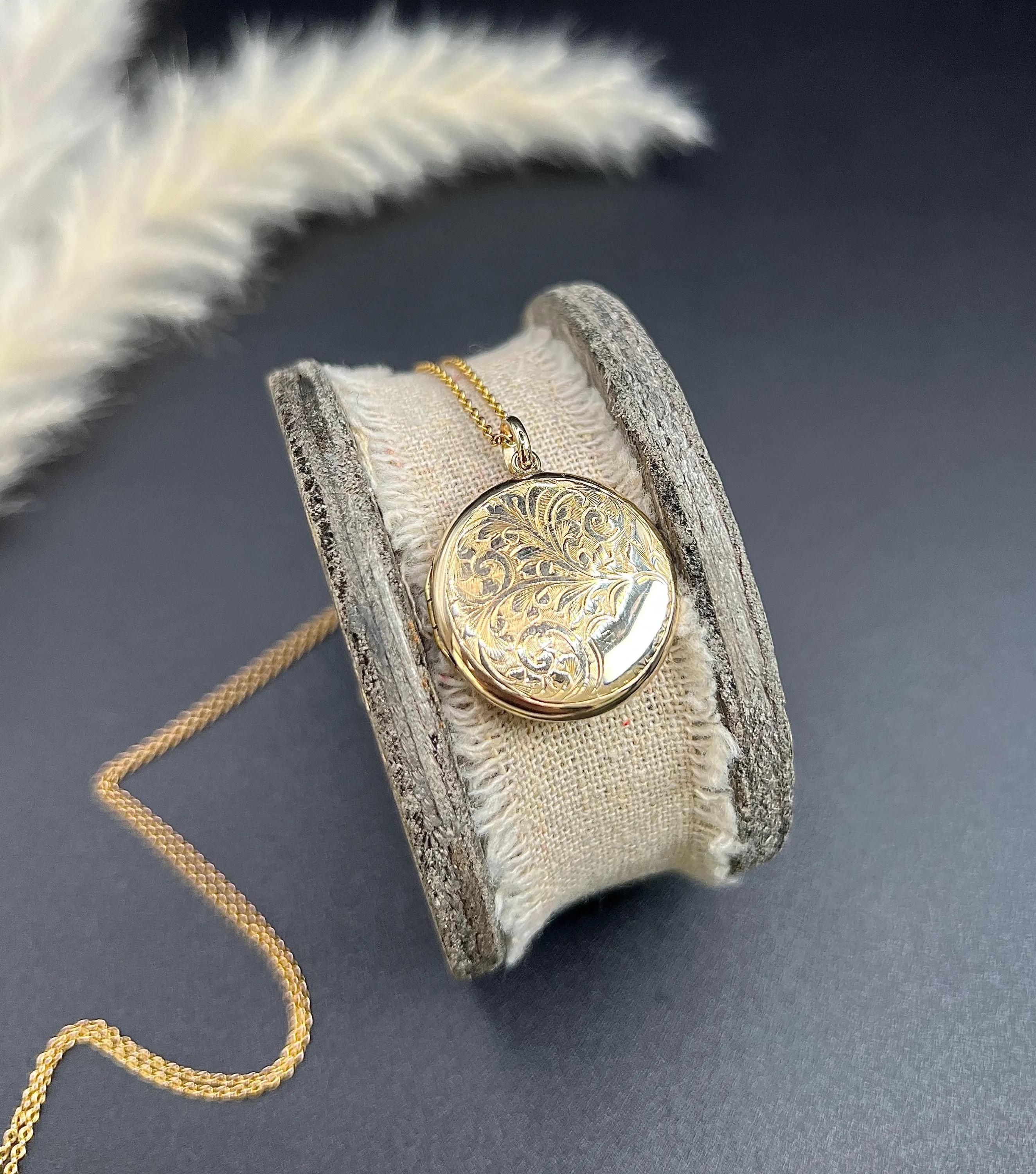 Vintage 9ct Yellow Gold Back & Front Stamped, 1940s Engraved Round Locket en venta 5