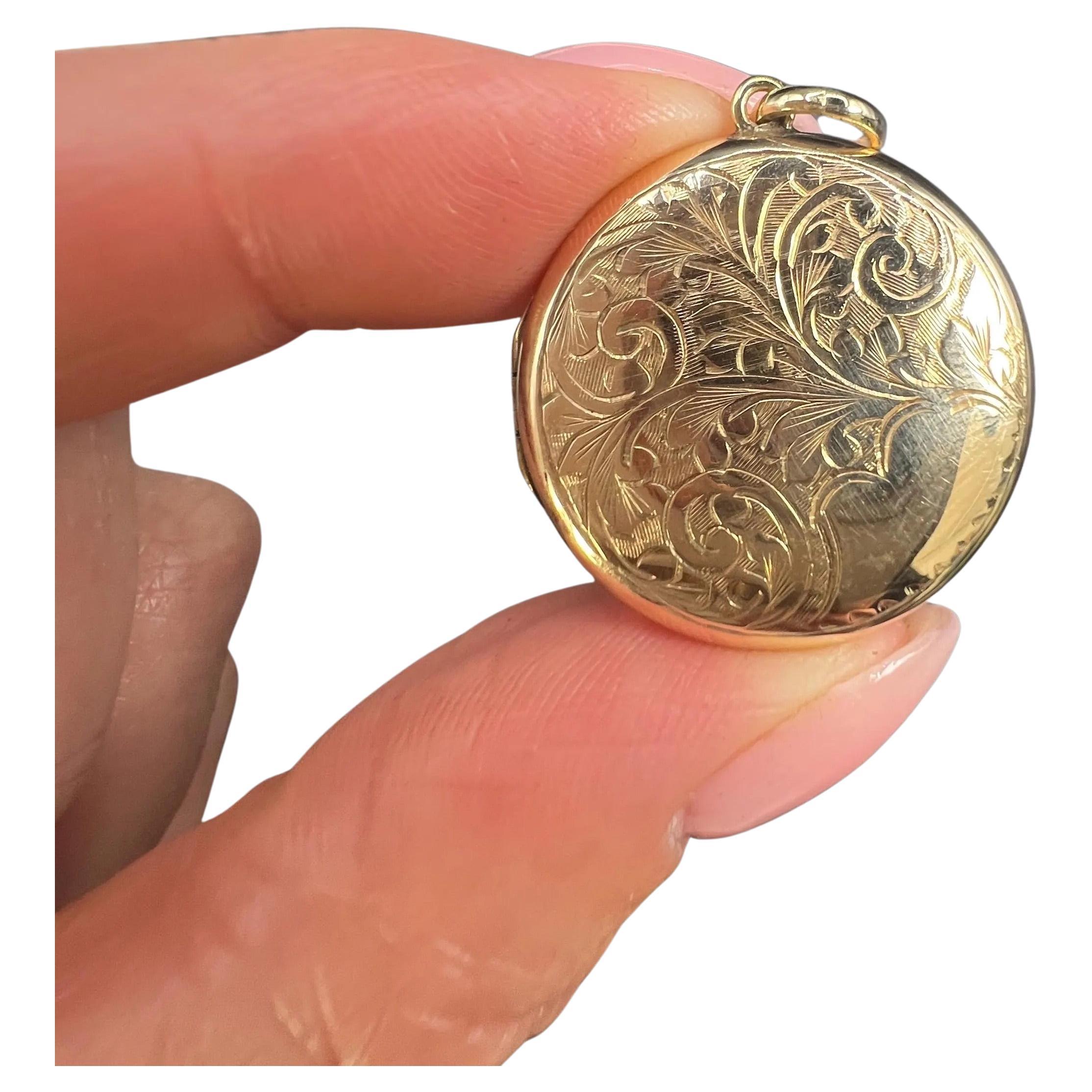 Vintage 9ct Yellow Gold Back & Front Stamped, 1940s Engraved Round Locket