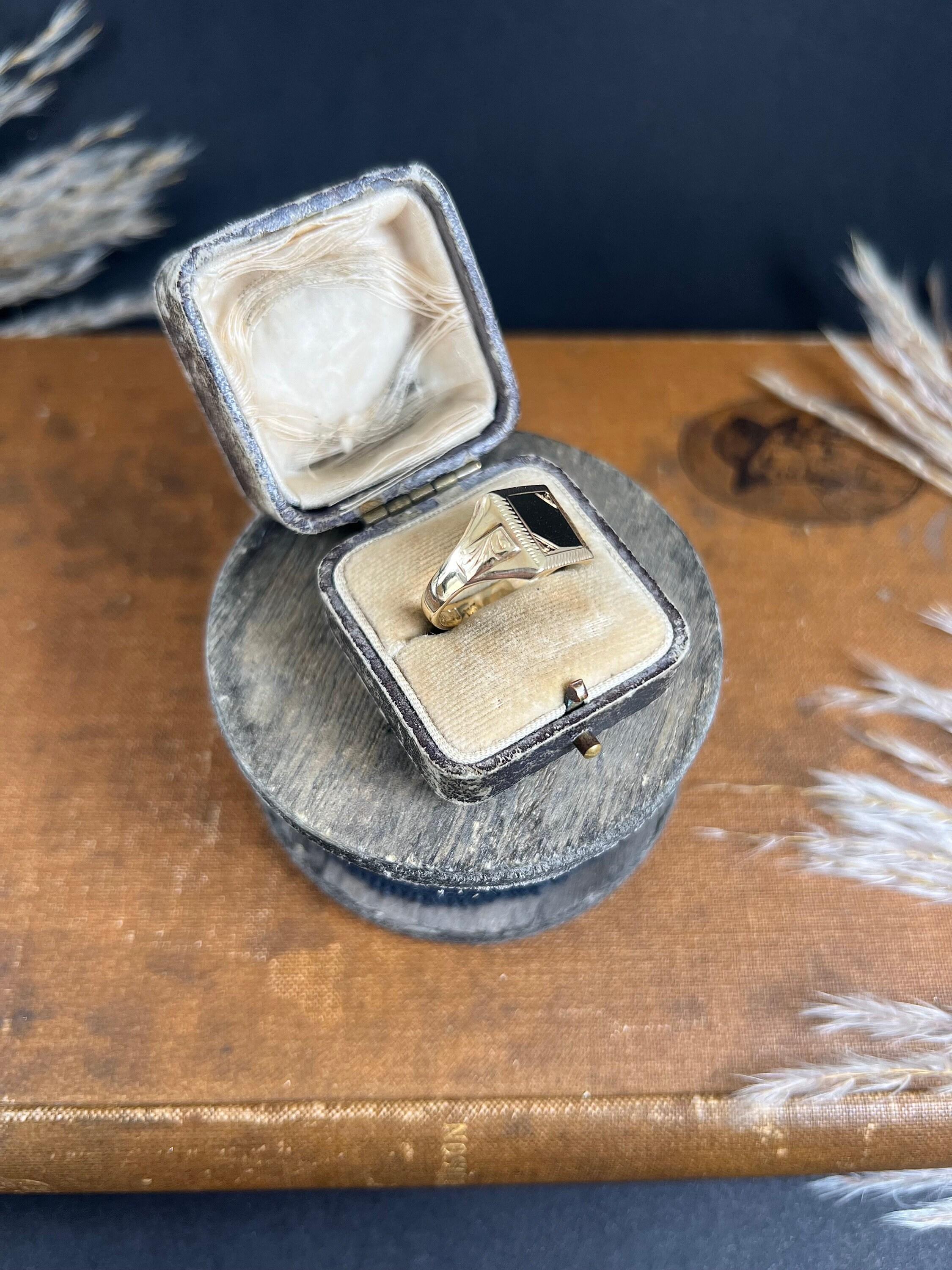 Vintage 9ct Yellow Gold, Birmingham Hallmarked, 1960s Square Shaped Signet Ring For Sale 6