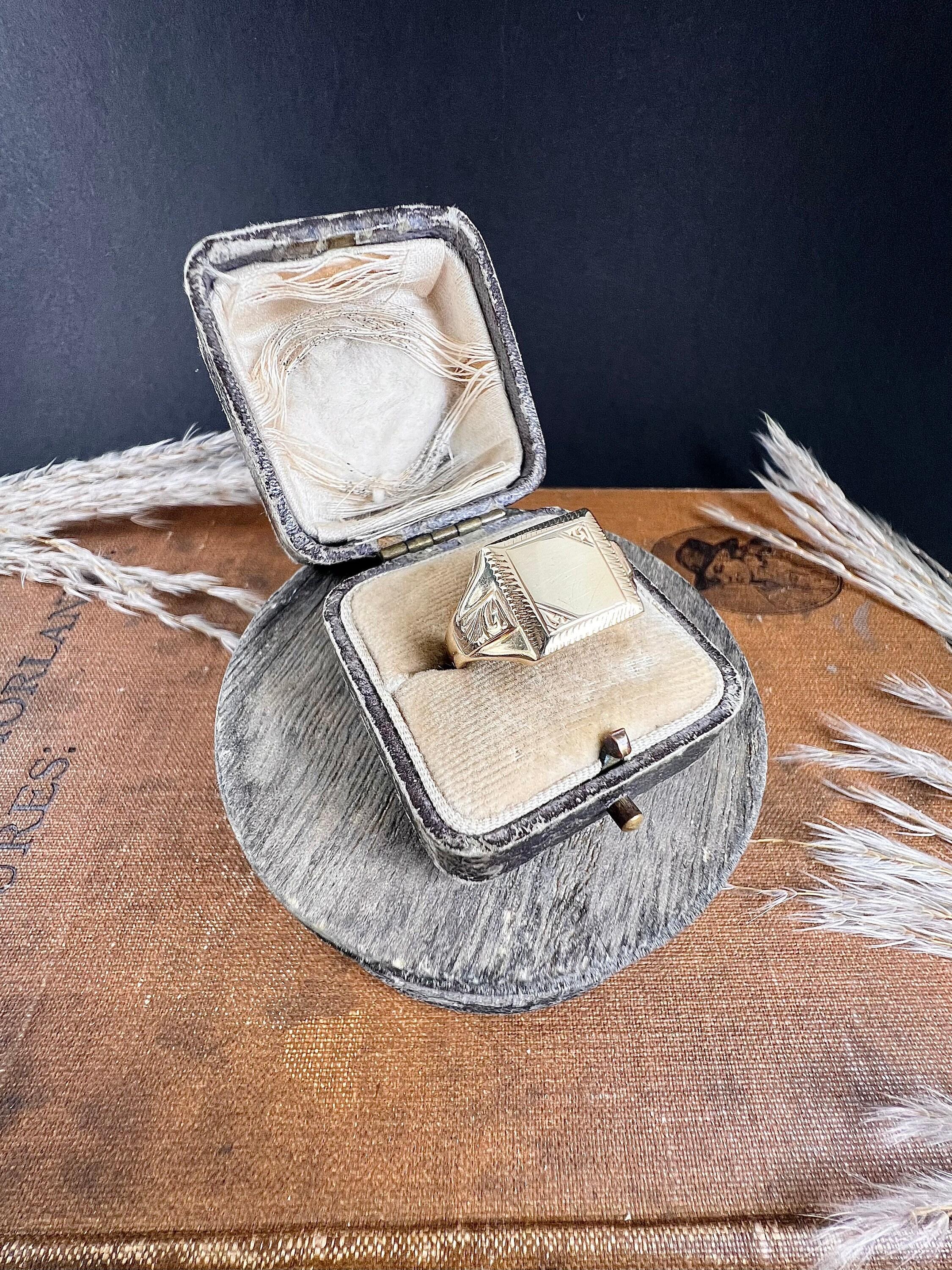 Vintage 9ct Yellow Gold, Birmingham Hallmarked, 1960s Square Shaped Signet Ring For Sale 7