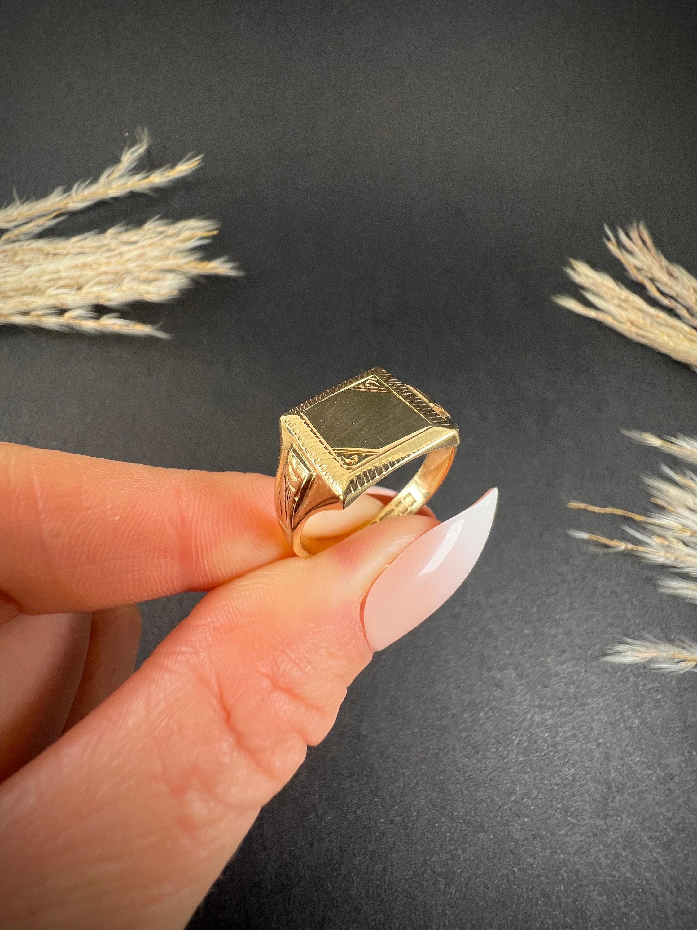 Vintage 9ct Yellow Gold, Birmingham Hallmarked, 1960s Square Shaped Signet Ring In Good Condition For Sale In Brighton, GB