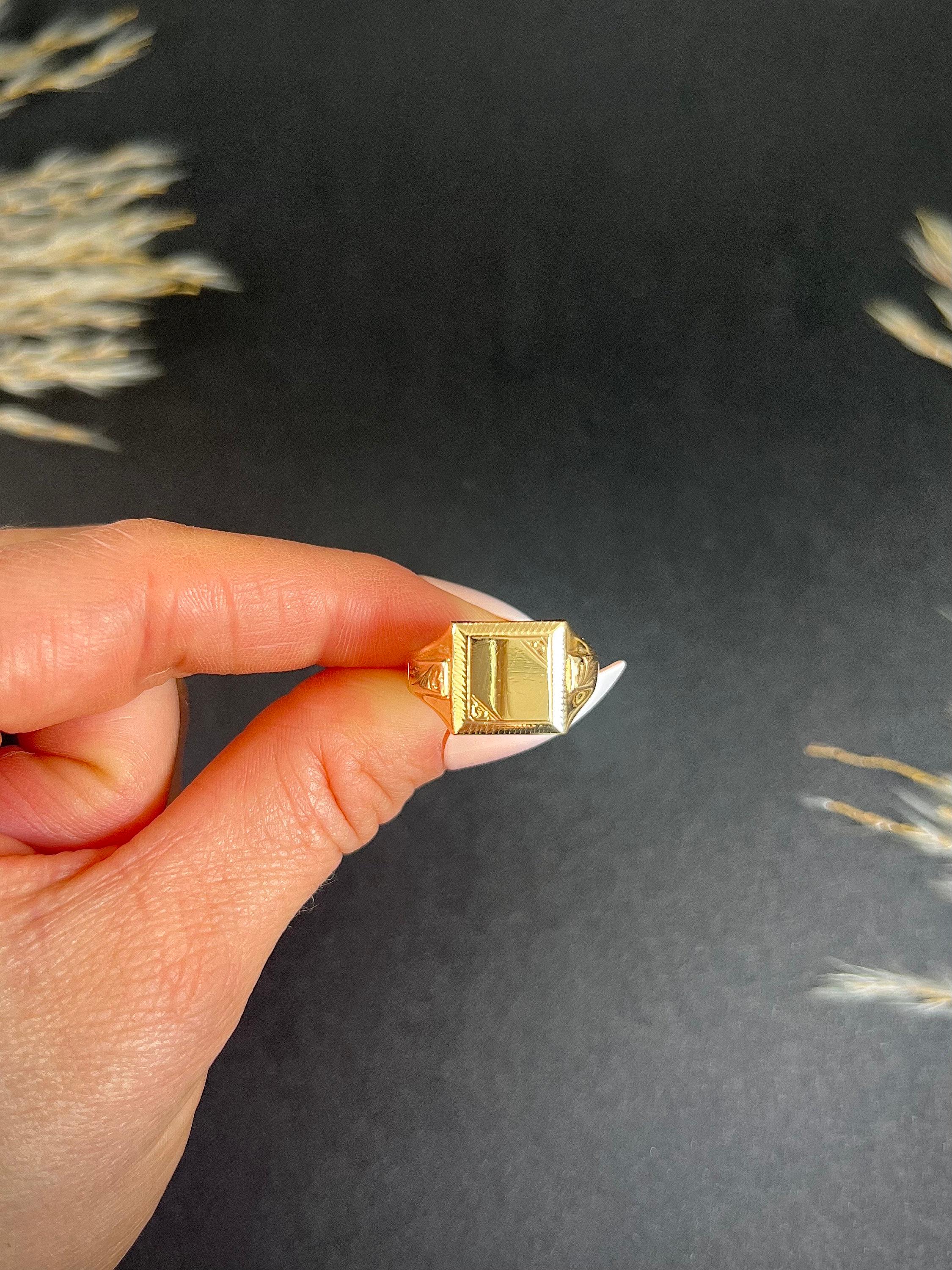 Women's or Men's Vintage 9ct Yellow Gold, Birmingham Hallmarked, 1960s Square Shaped Signet Ring For Sale