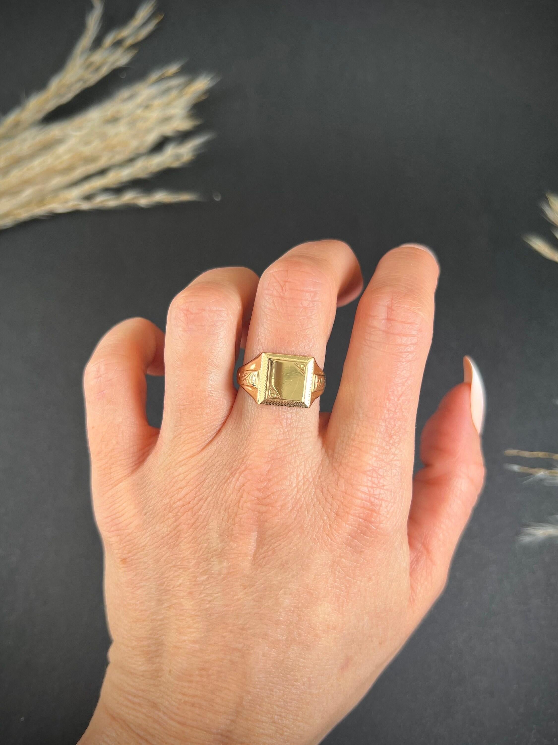Vintage 9ct Yellow Gold, Birmingham Hallmarked, 1960s Square Shaped Signet Ring For Sale 1