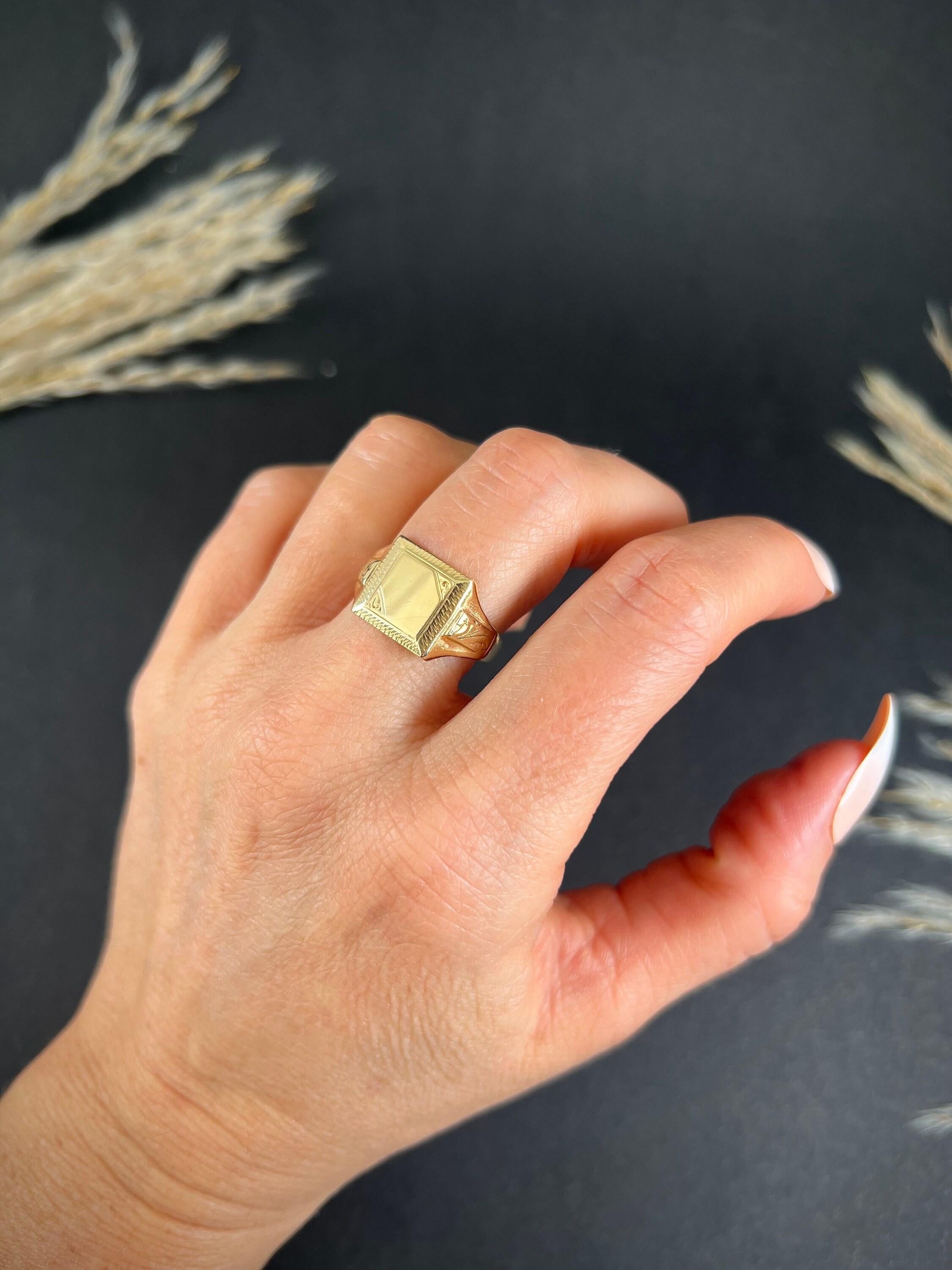 Vintage 9ct Yellow Gold, Birmingham Hallmarked, 1960s Square Shaped Signet Ring For Sale 2