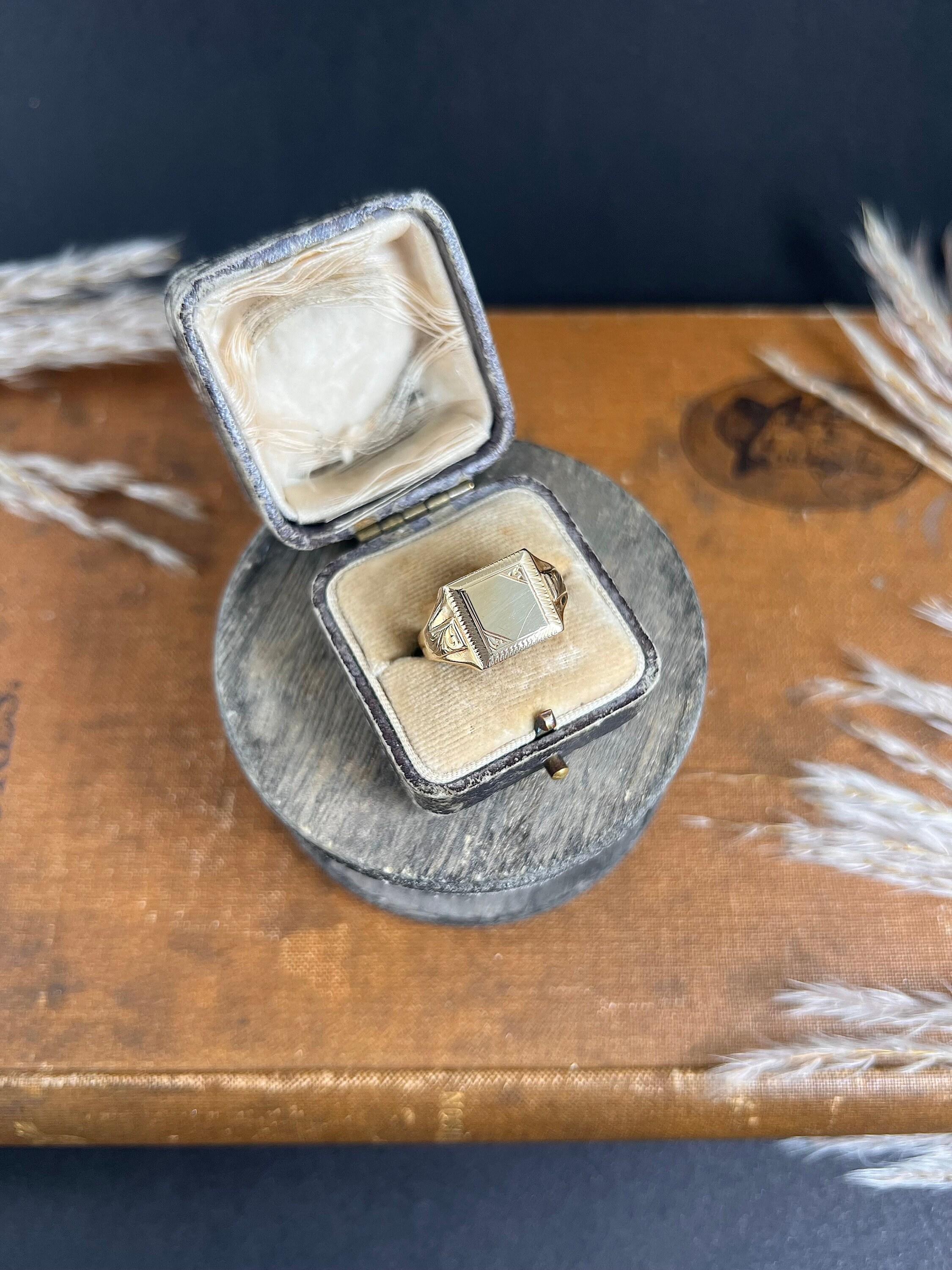 Vintage 9ct Yellow Gold, Birmingham Hallmarked, 1960s Square Shaped Signet Ring For Sale 3