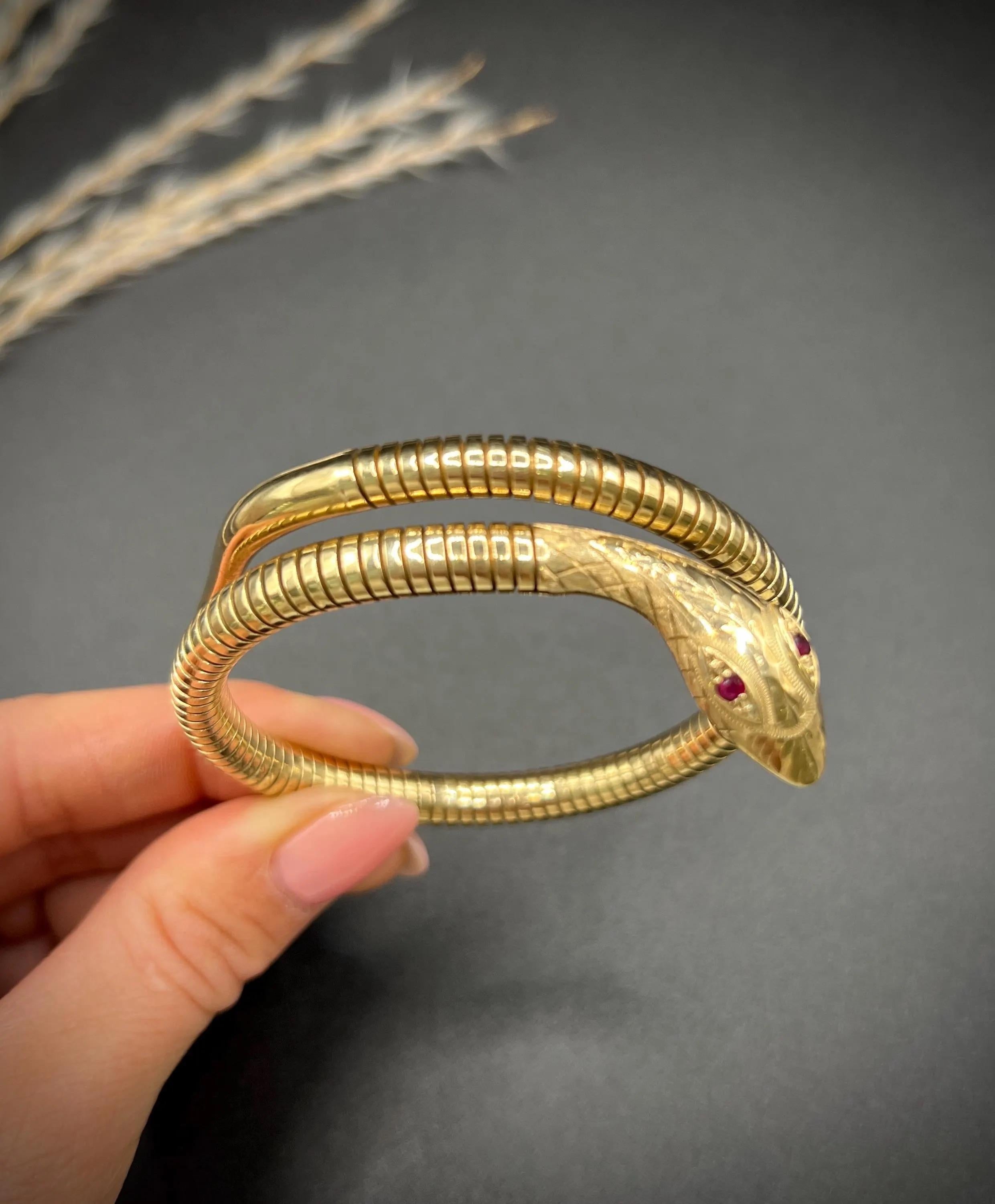 Taille ronde Bracelet serpent en or jaune 9ct de Birmingham, poinçonné, des années 1970, avec œil de rubis en vente