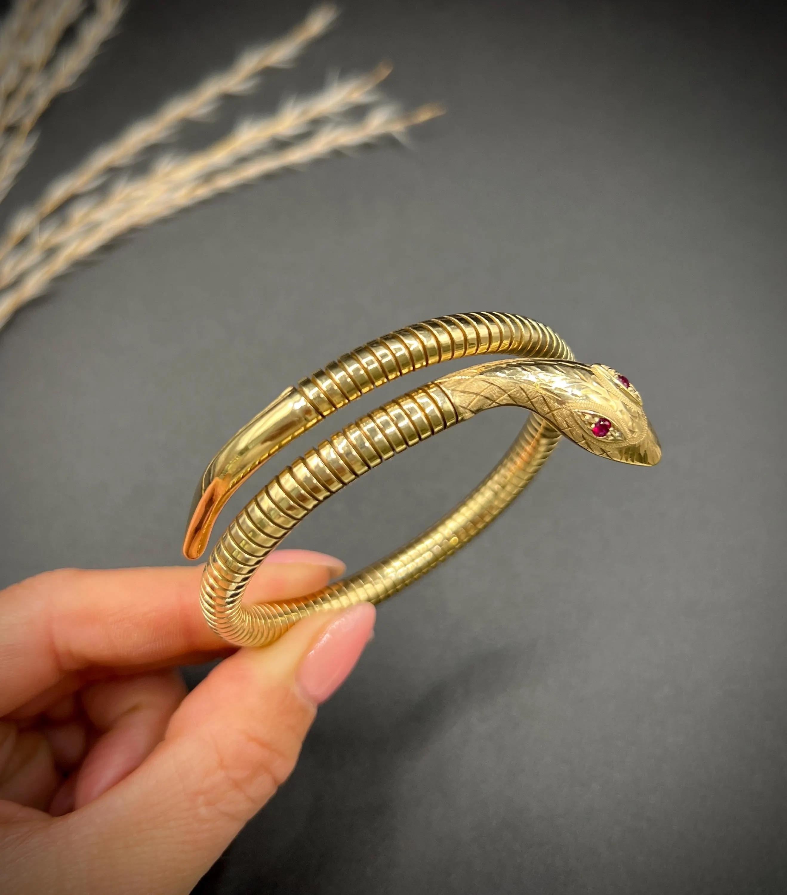 Bracelet serpent en or jaune 9ct de Birmingham, poinçonné, des années 1970, avec œil de rubis Bon état - En vente à Brighton, GB