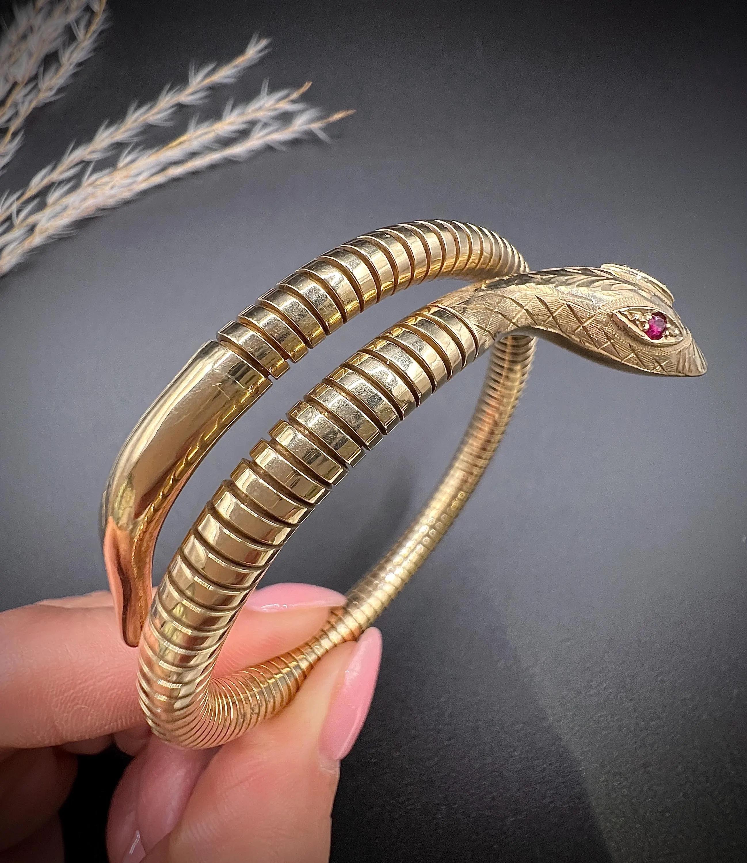 Bracelet serpent en or jaune 9ct de Birmingham, poinçonné, des années 1970, avec œil de rubis Unisexe en vente