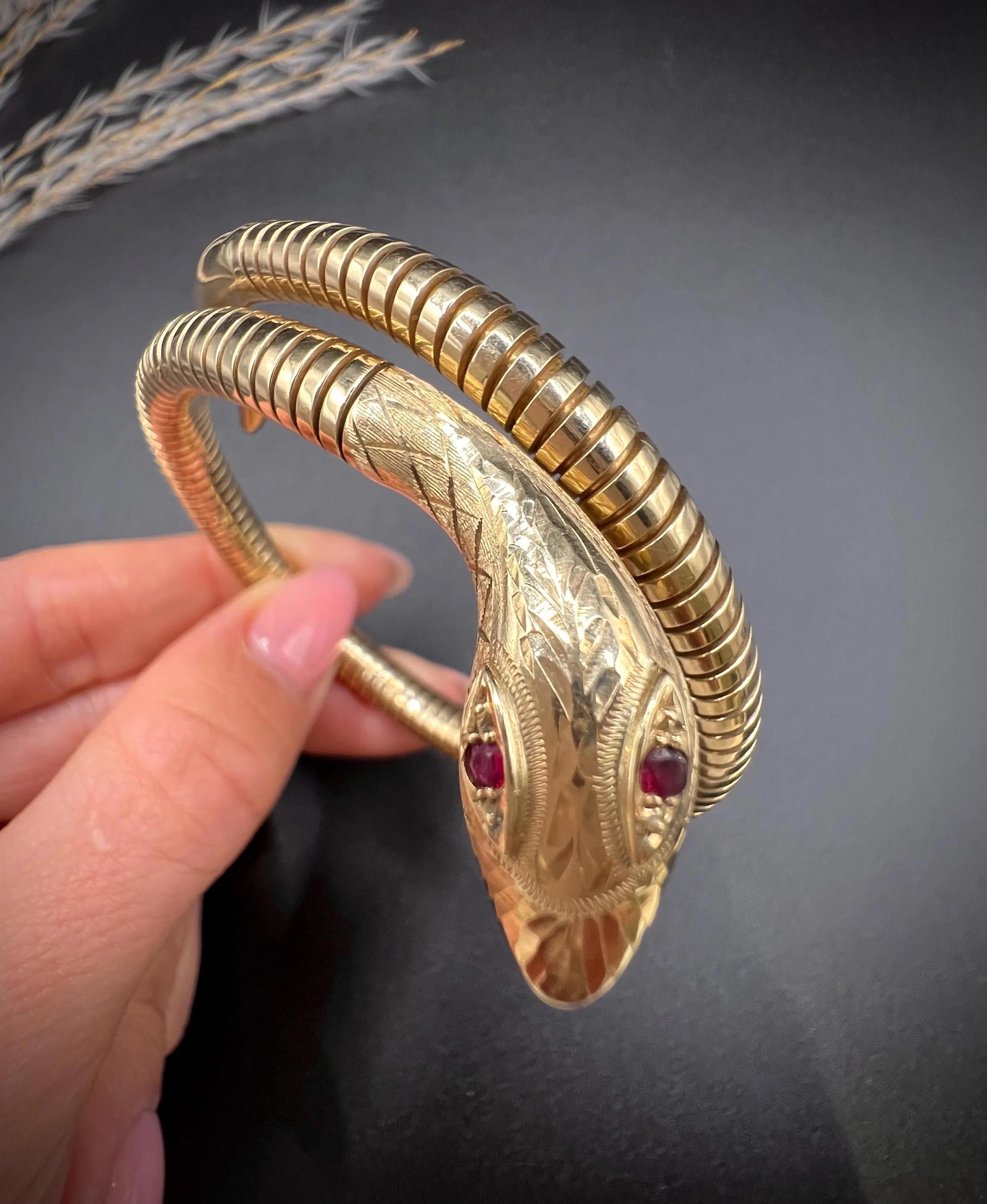 Bracelet serpent en or jaune 9ct de Birmingham, poinçonné, des années 1970, avec œil de rubis en vente 1
