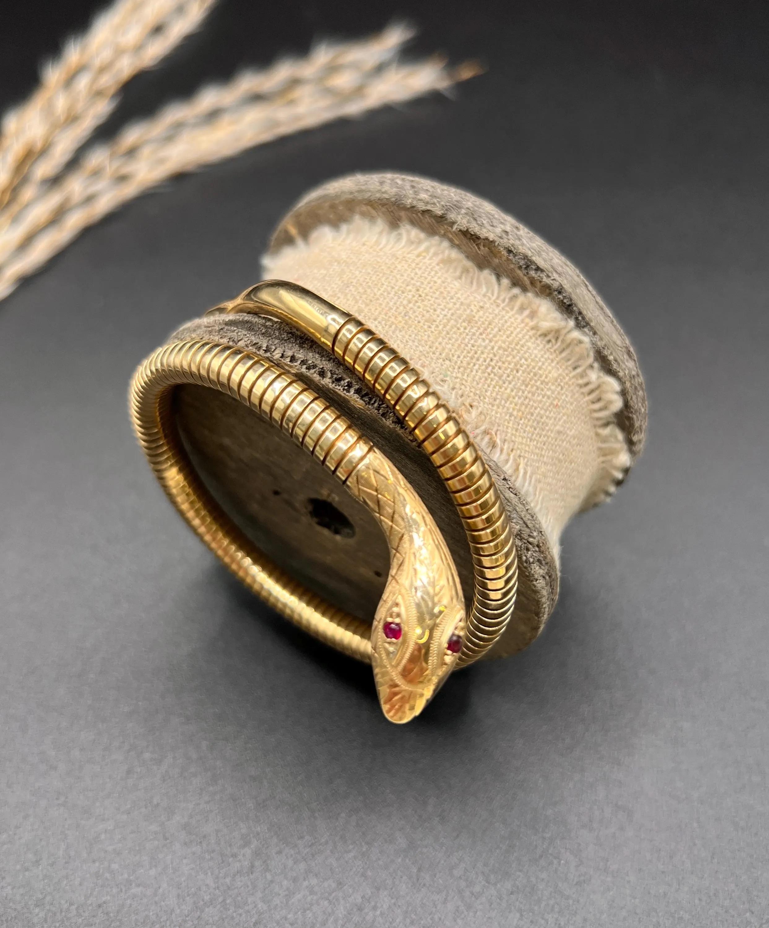 Bracelet serpent en or jaune 9ct de Birmingham, poinçonné, des années 1970, avec œil de rubis en vente 2