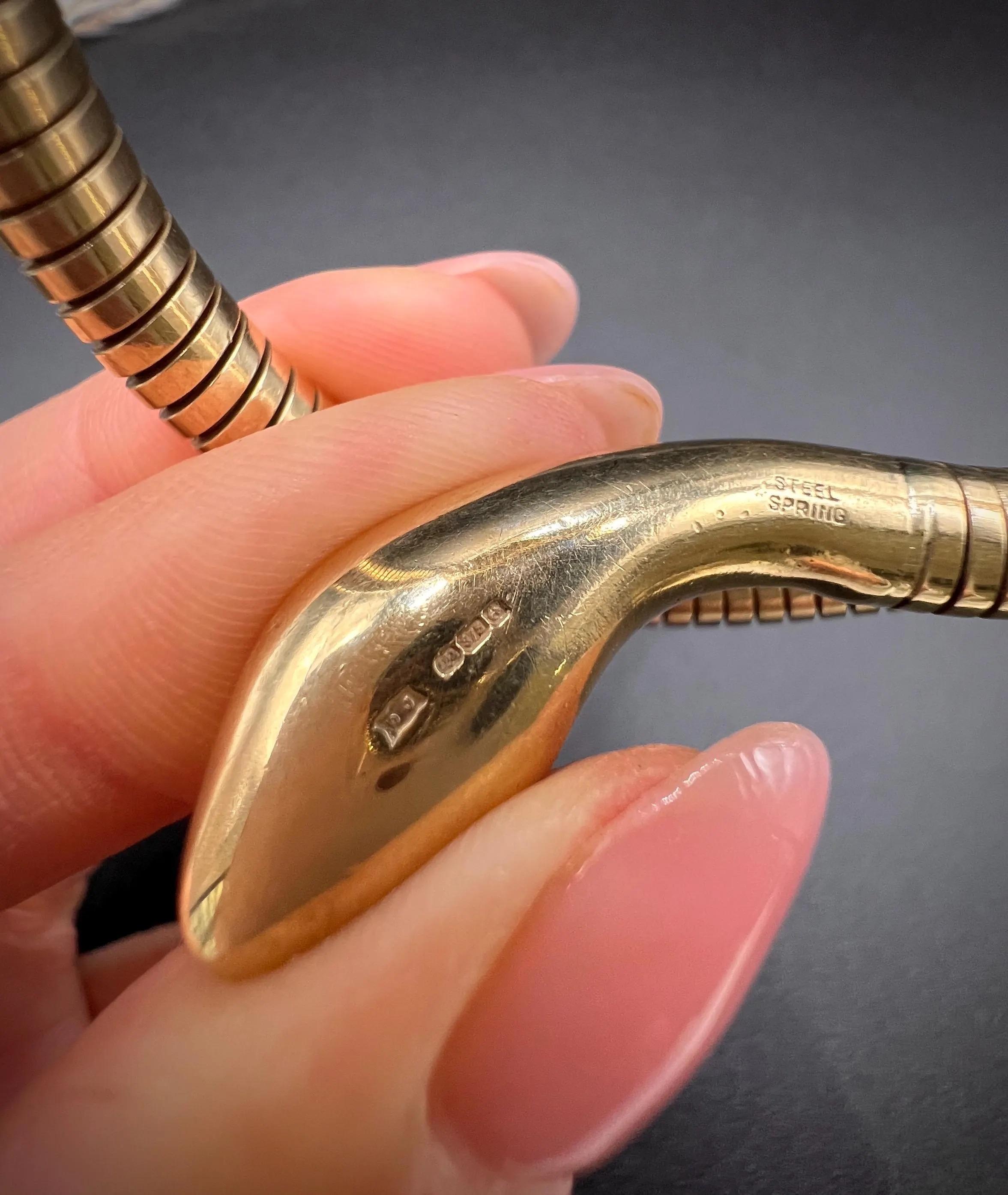 Bracelet serpent en or jaune 9ct de Birmingham, poinçonné, des années 1970, avec œil de rubis en vente 3